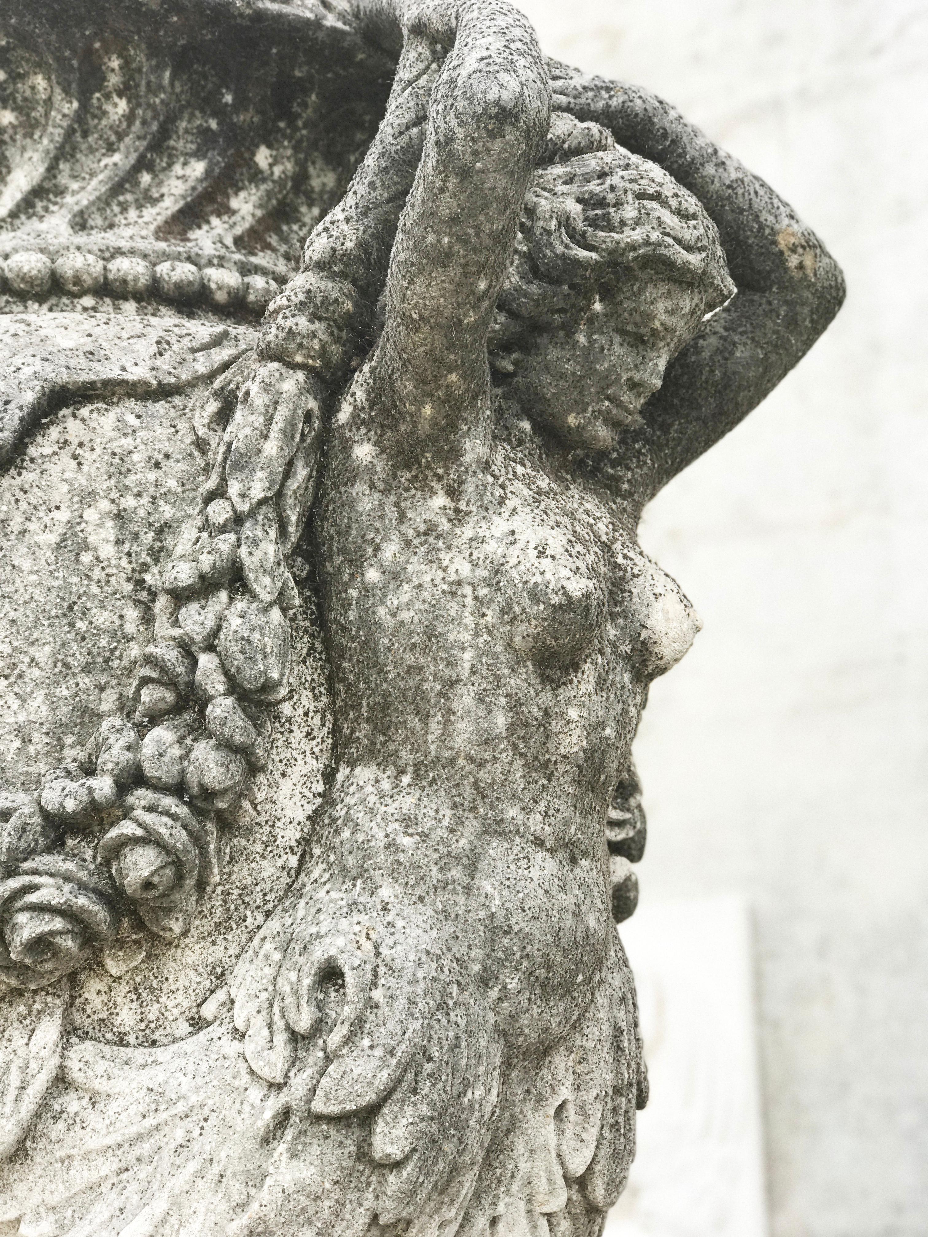 Paar italienische monumentale Stein-Gartenvasen im neoklassischen Stil im Angebot 5