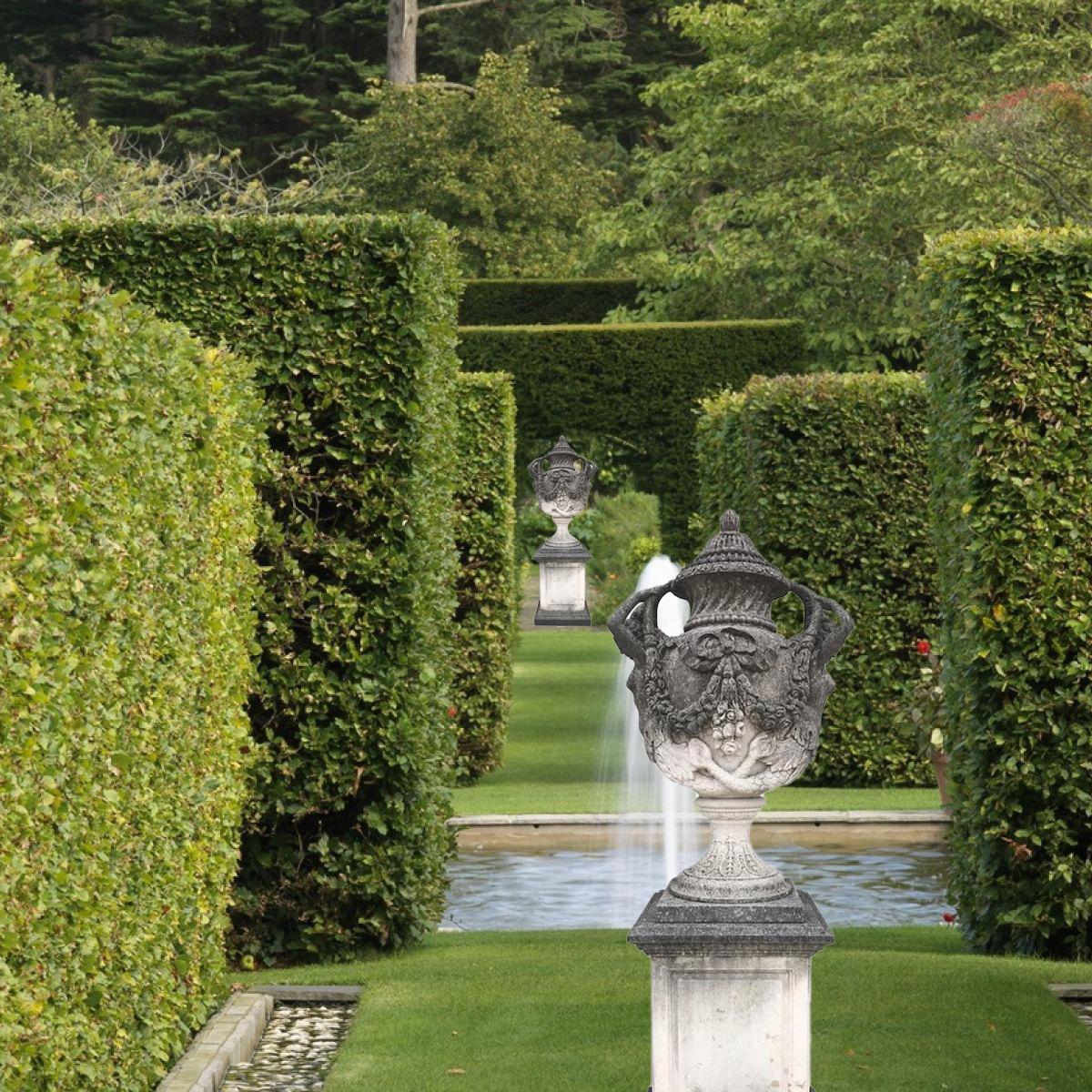 Paar italienische monumentale Stein-Gartenvasen im neoklassischen Stil im Angebot 8