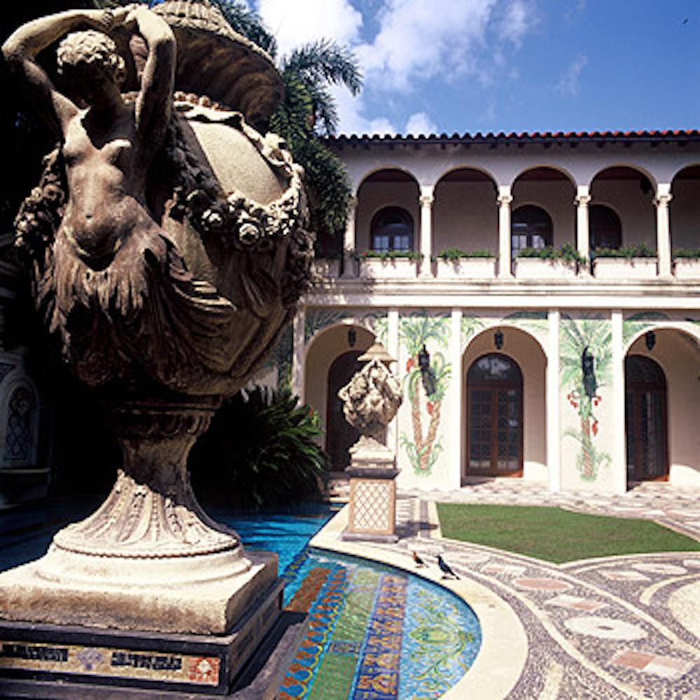Paar italienische monumentale Stein-Gartenvasen im neoklassischen Stil im Angebot 9