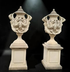 Paar italienische monumentale Stein-Gartenvasen im neoklassischen Stil