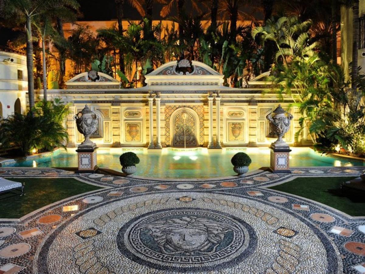 Paar italienische monumentale Stein-Gartenvasen im neoklassischen Stil (Italienisch) im Angebot