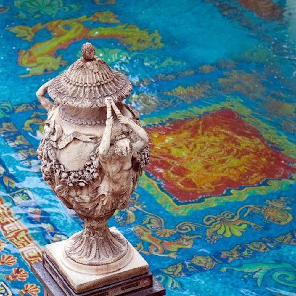 Paar italienische monumentale Stein-Gartenvasen im neoklassischen Stil im Zustand „Gut“ im Angebot in Rome, IT
