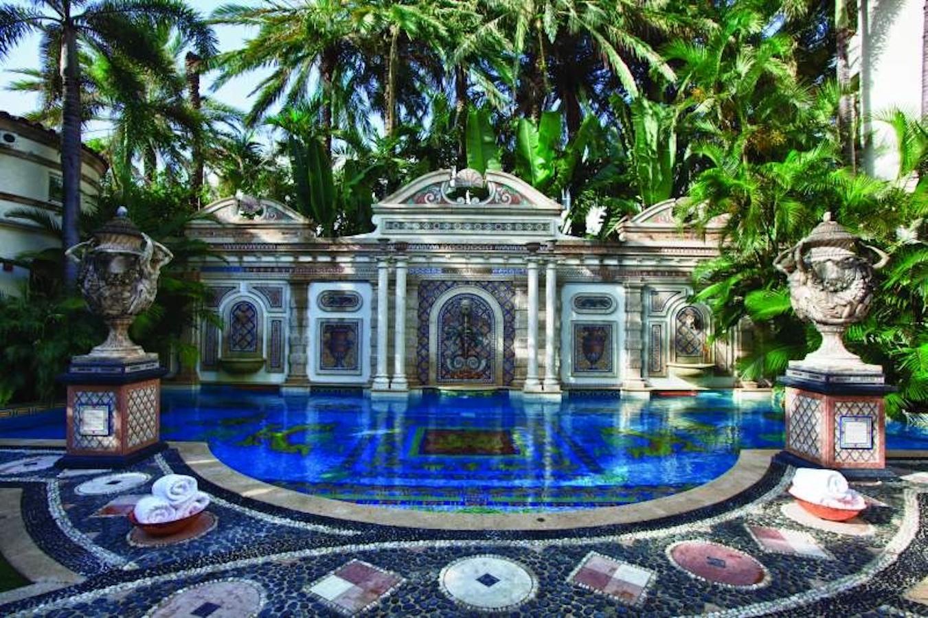 Paar italienische monumentale Stein-Gartenvasen im neoklassischen Stil (20. Jahrhundert) im Angebot