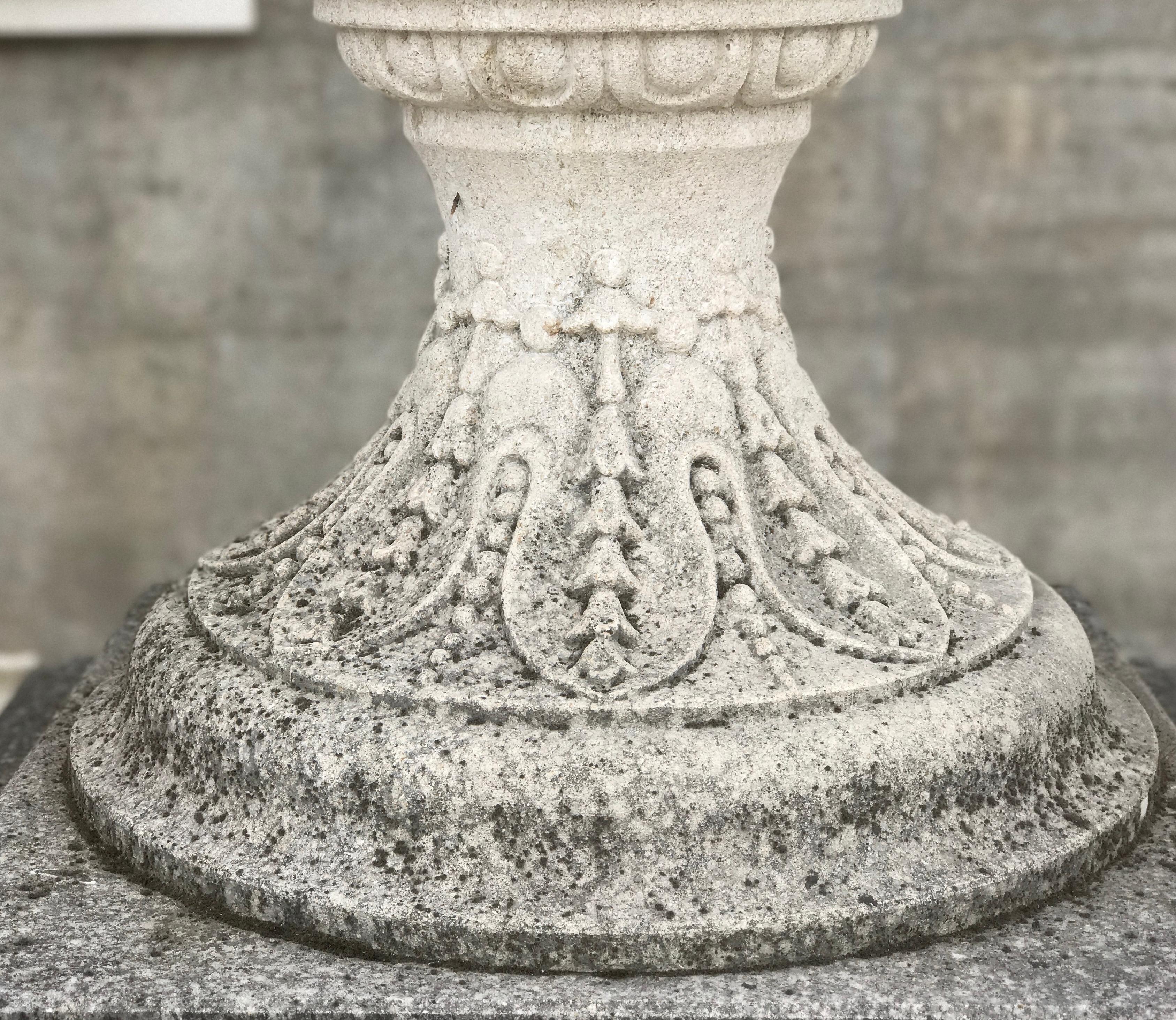 Paar italienische monumentale Stein-Gartenvasen im neoklassischen Stil (Kalkstein) im Angebot