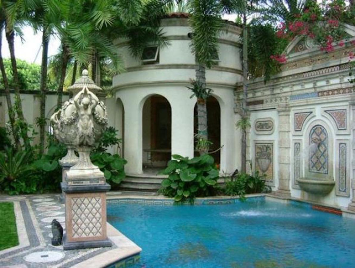 Paar italienische monumentale Stein-Gartenvasen im neoklassischen Stil (Kalkstein) im Angebot