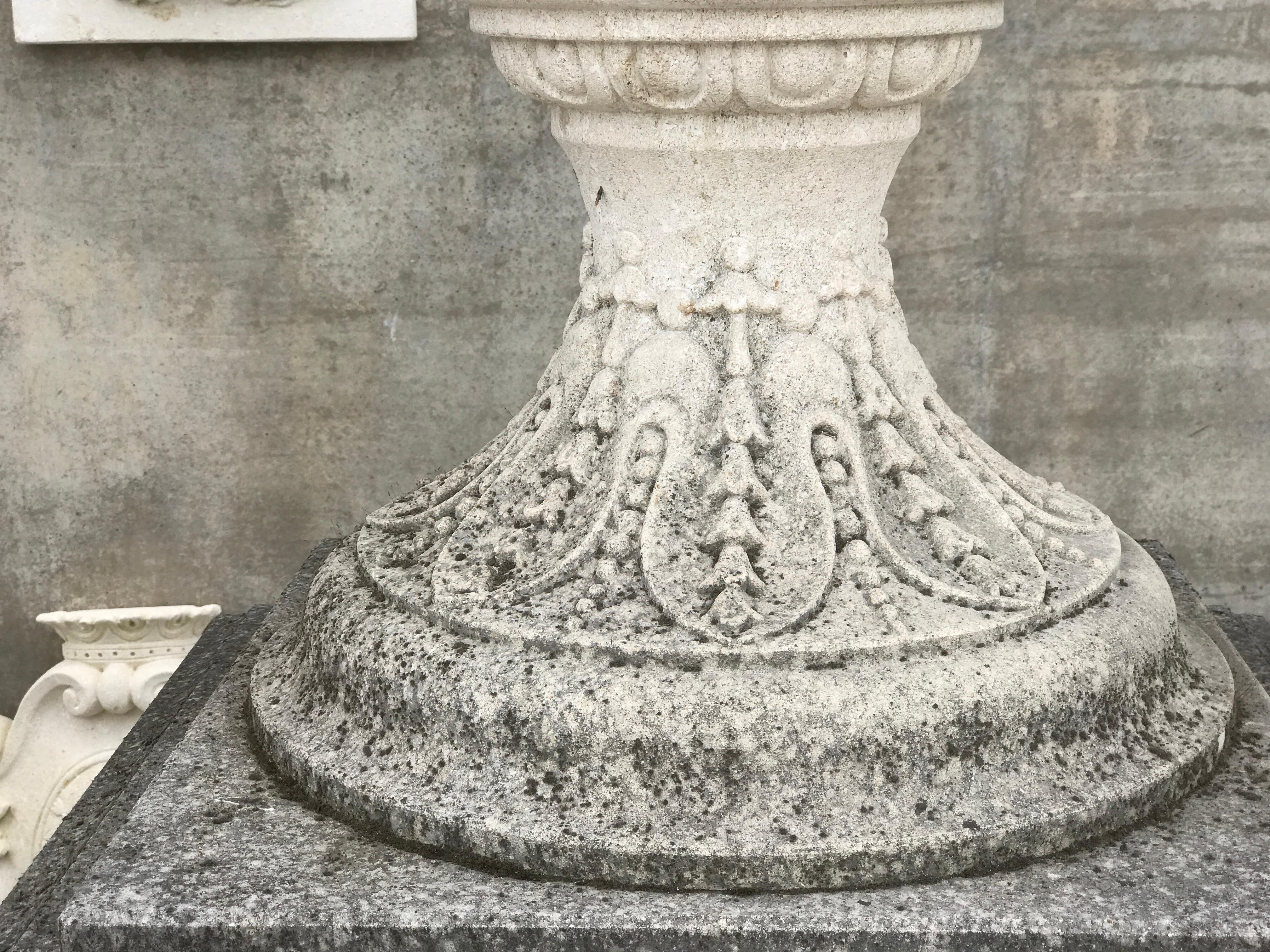 Paar italienische monumentale Stein-Gartenvasen im neoklassischen Stil im Angebot 2