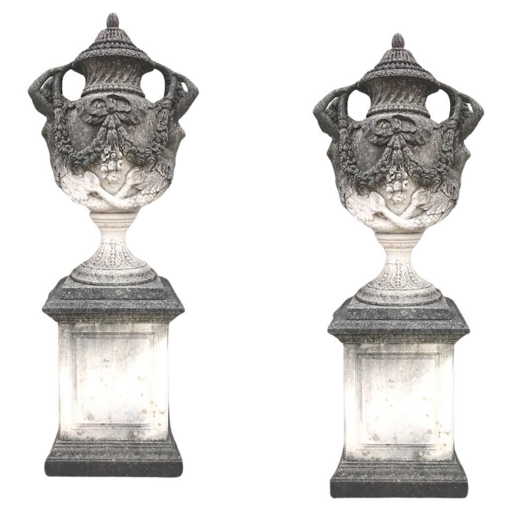 Paire de vases de jardin en pierre de style néoclassique italien