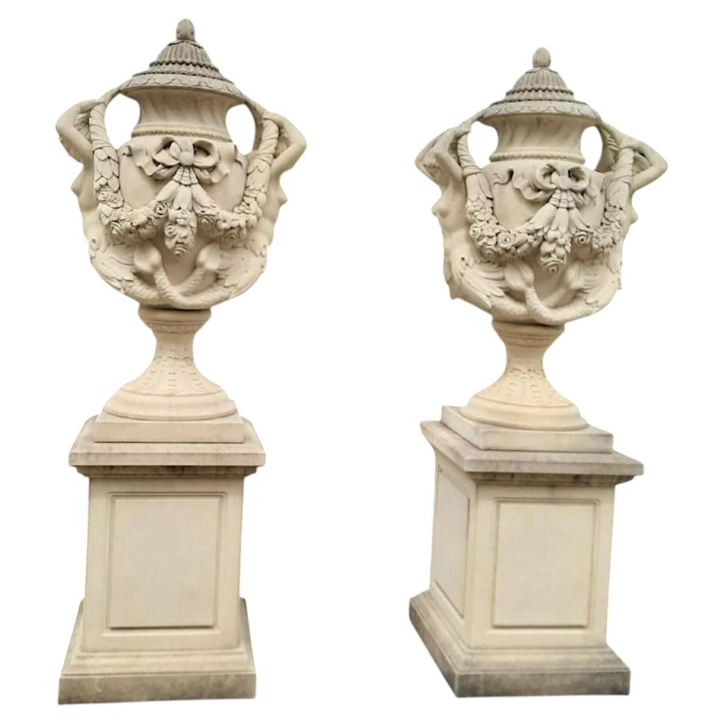 Coppia di vasi da giardino monumentali in pietra in stile neoclassico italiano