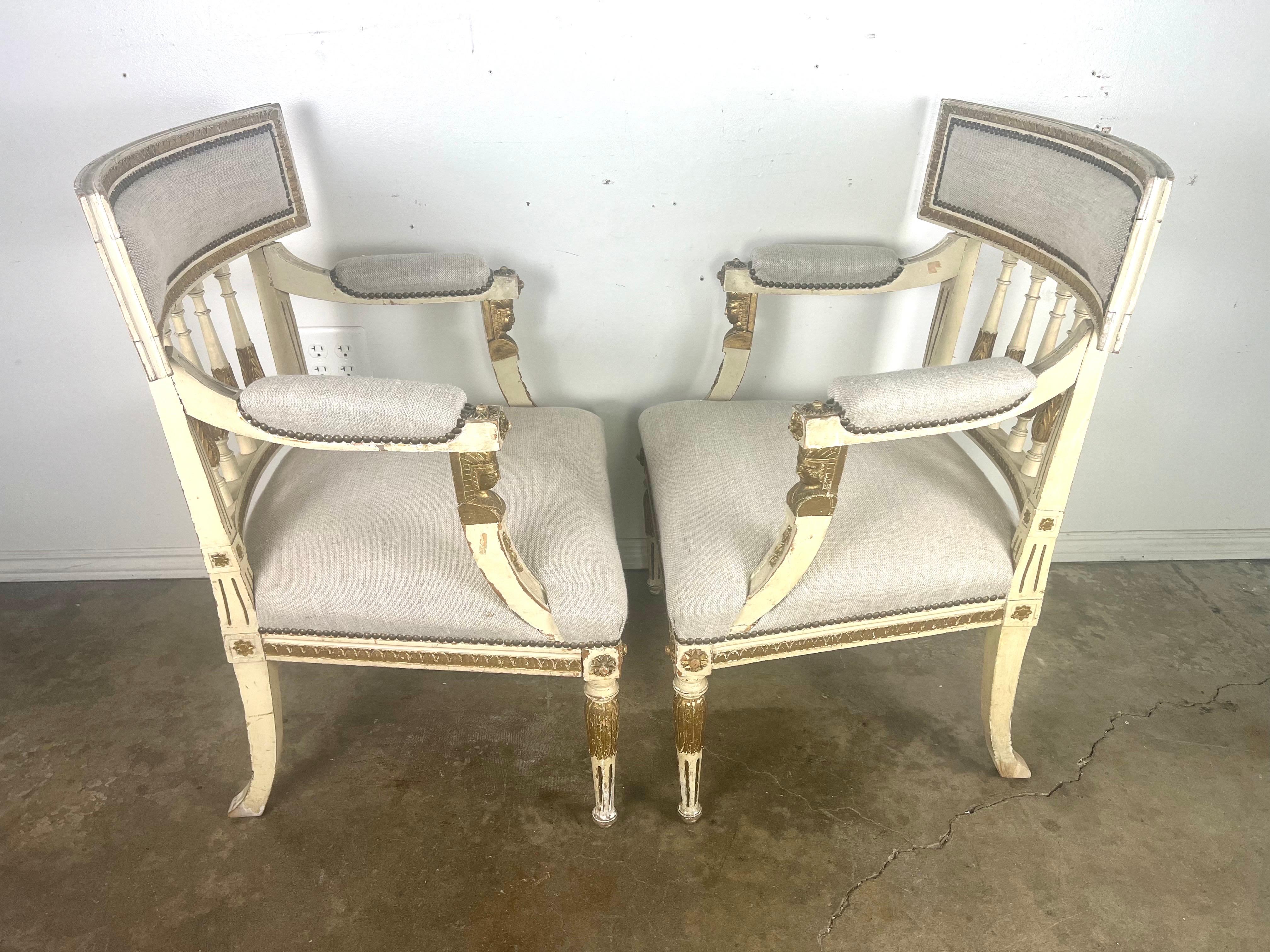 Paire de fauteuils de style néoclassique italien peints et partiellement dorés vers 1900 en vente 4