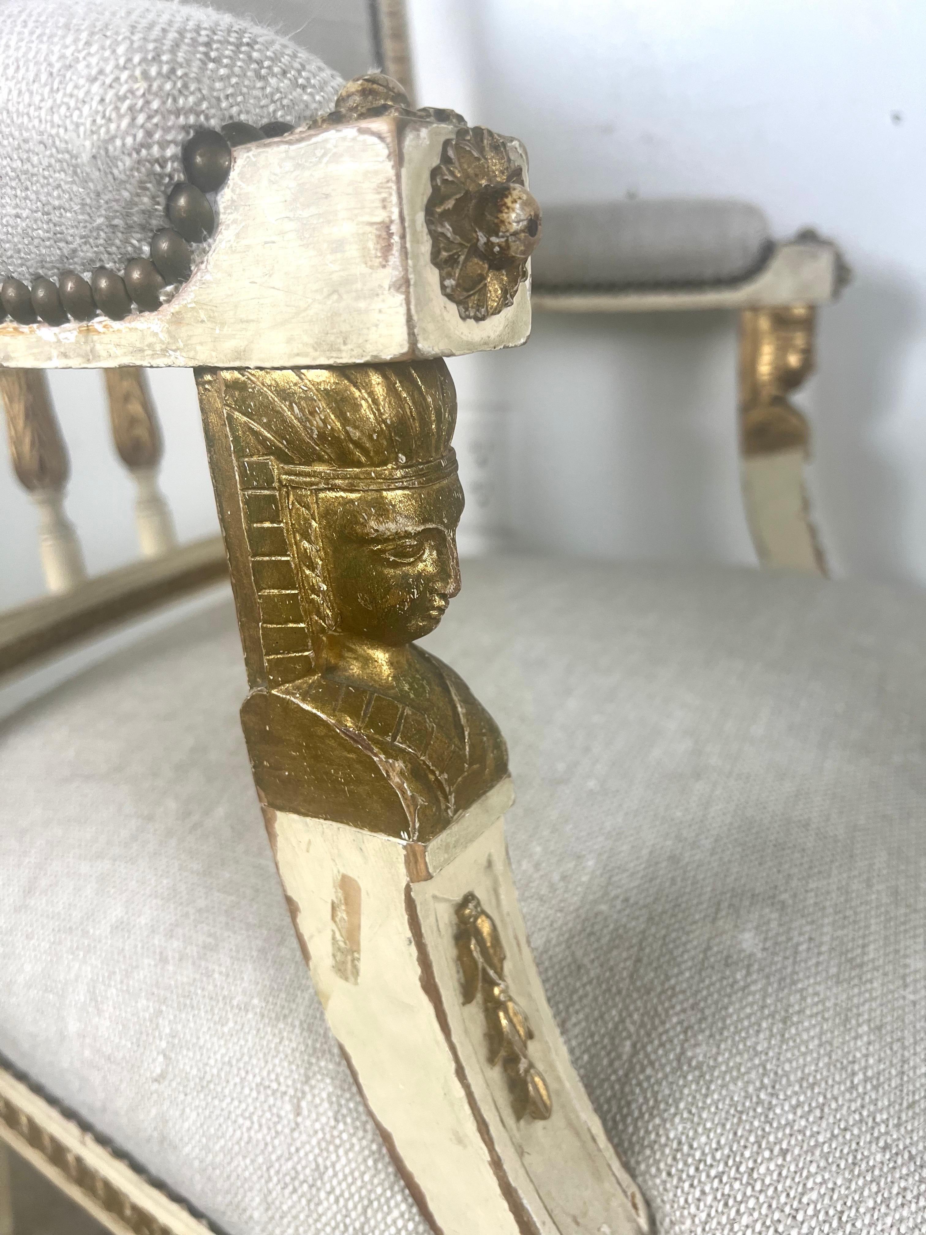 Paire de fauteuils de style néoclassique italien peints et partiellement dorés vers 1900 en vente 5