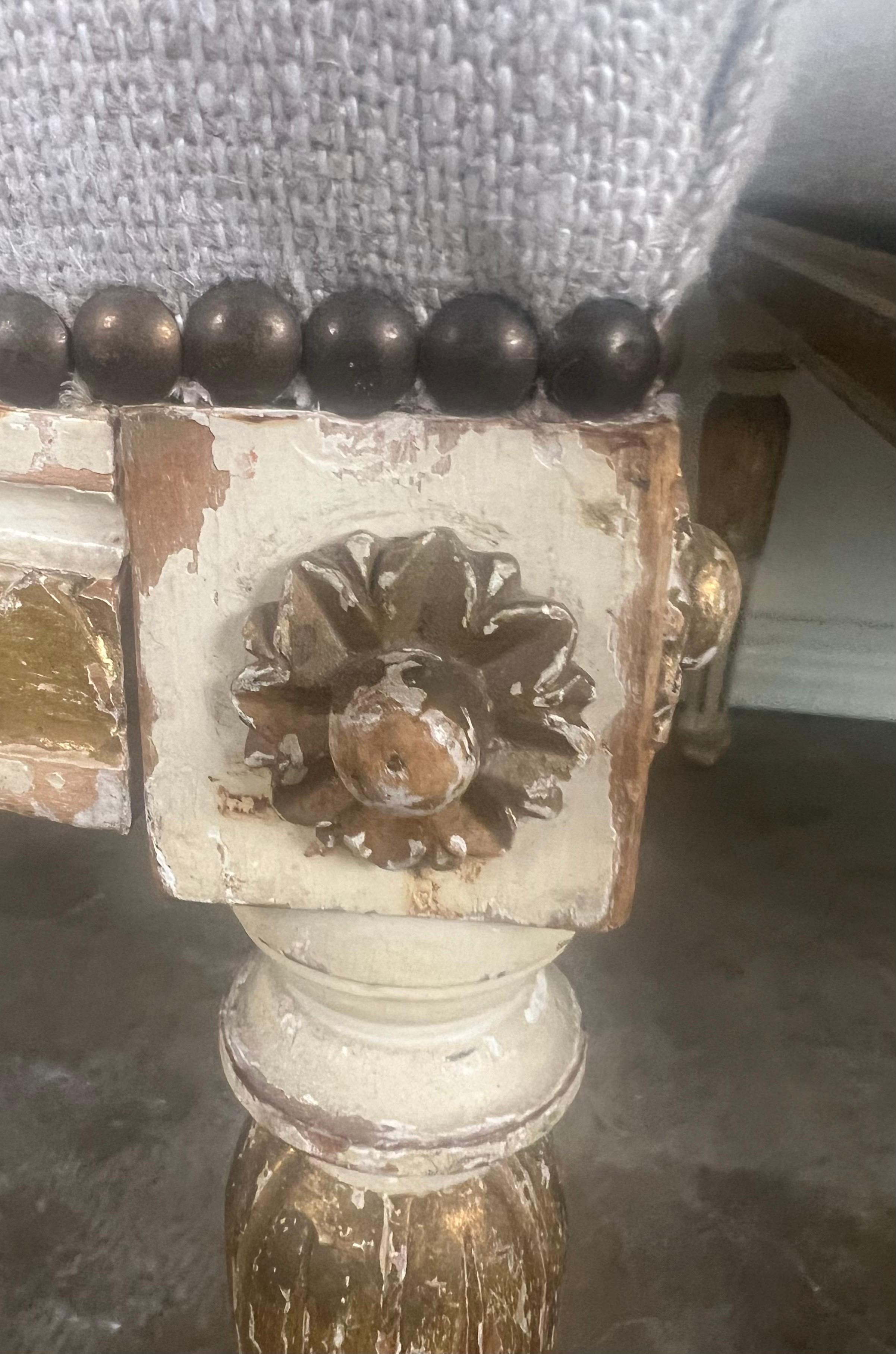 Paire de fauteuils de style néoclassique italien peints et partiellement dorés vers 1900 en vente 8