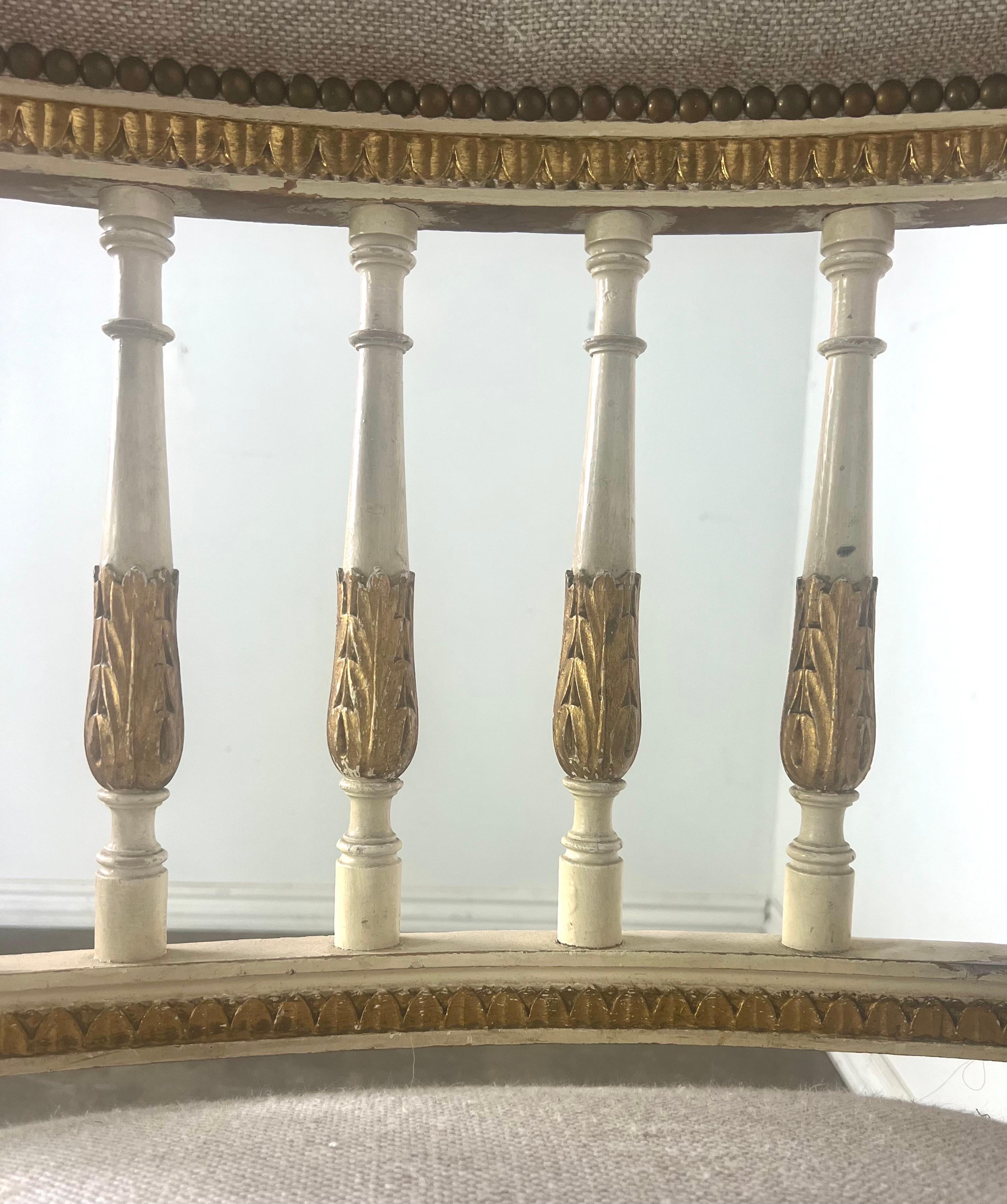 Paire de fauteuils de style néoclassique italien peints et partiellement dorés vers 1900 en vente 9
