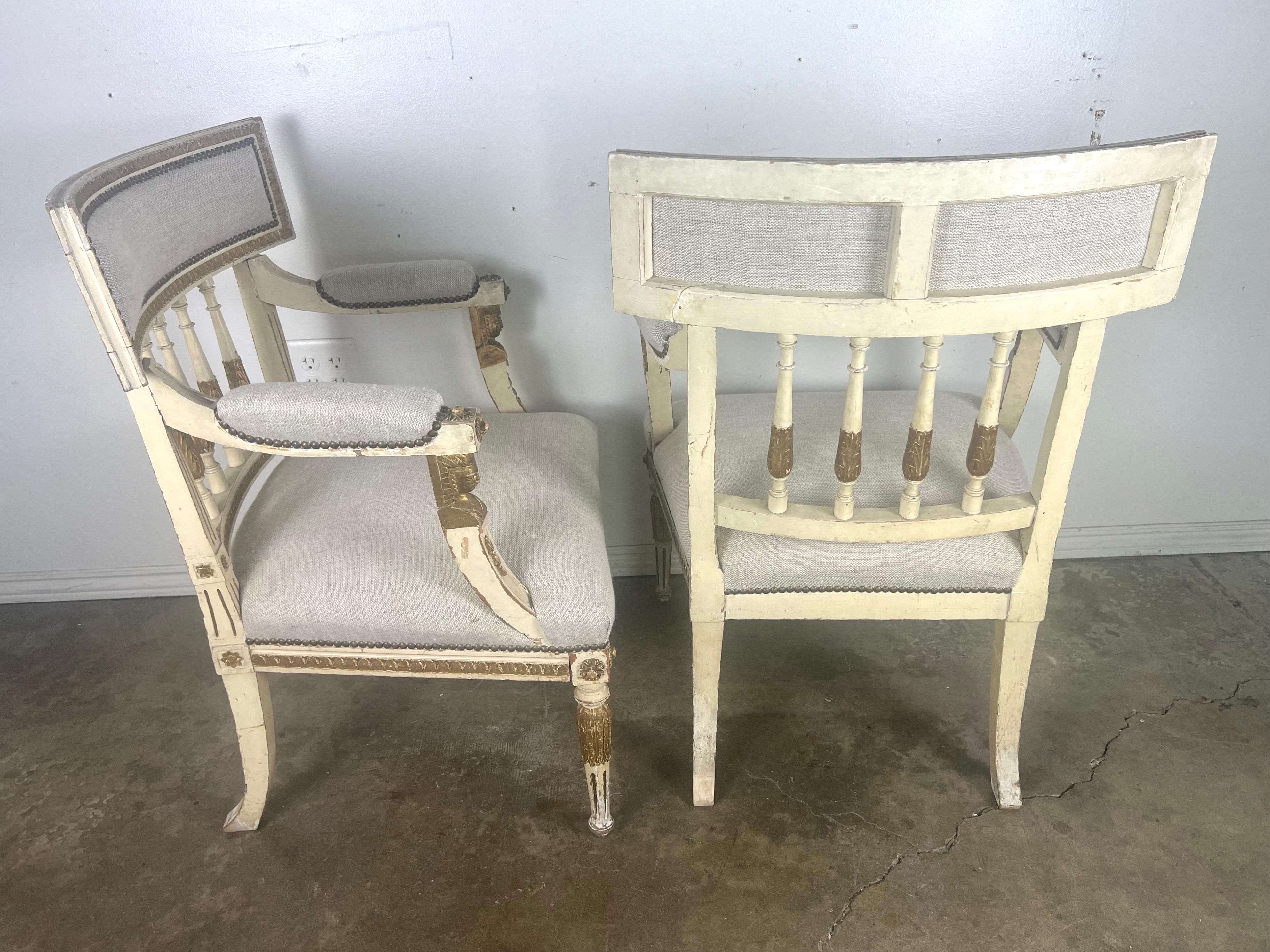 Paire de fauteuils de style néoclassique italien peints et partiellement dorés vers 1900 en vente 10