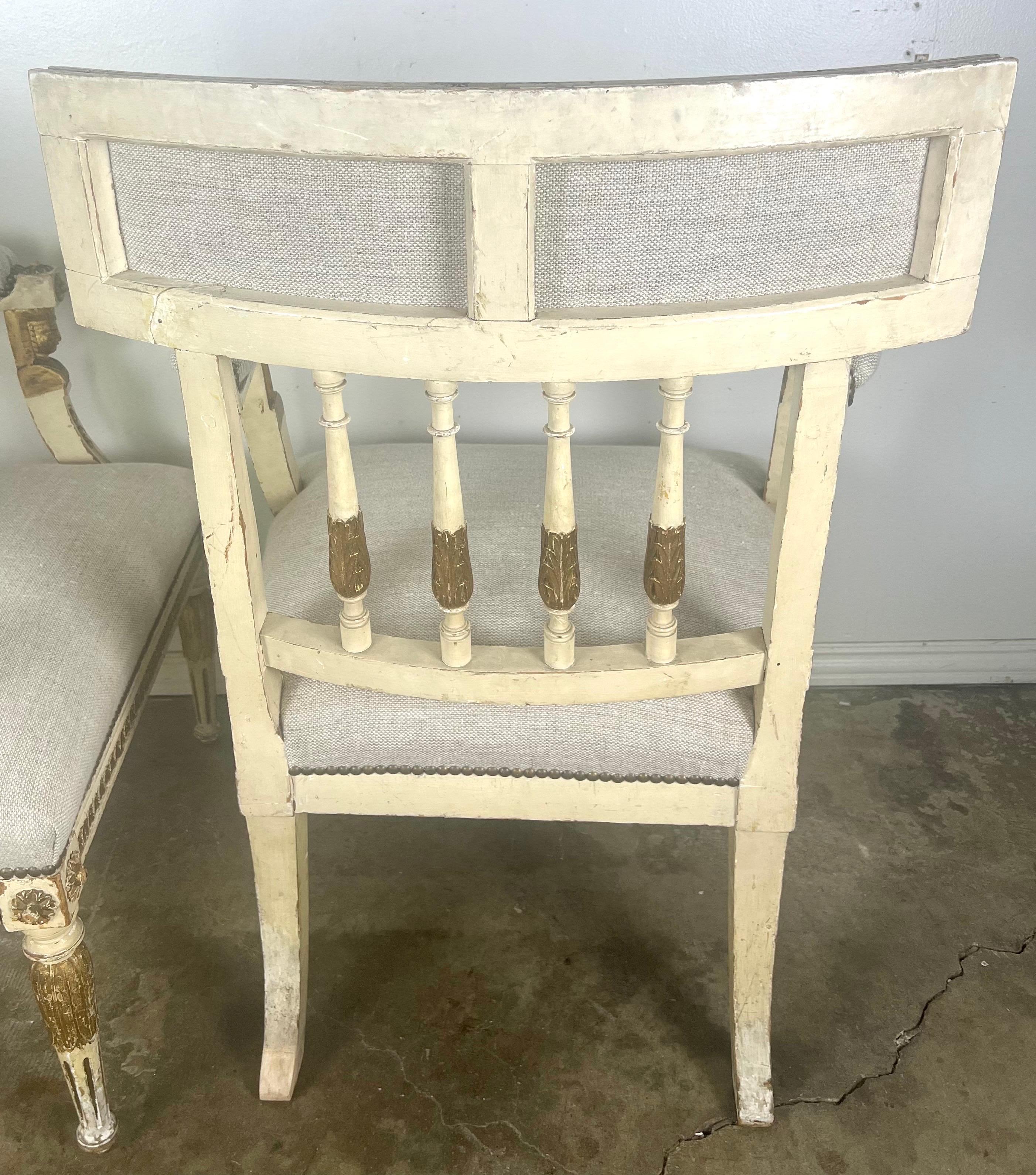 Paire de fauteuils de style néoclassique italien peints et partiellement dorés vers 1900 en vente 12