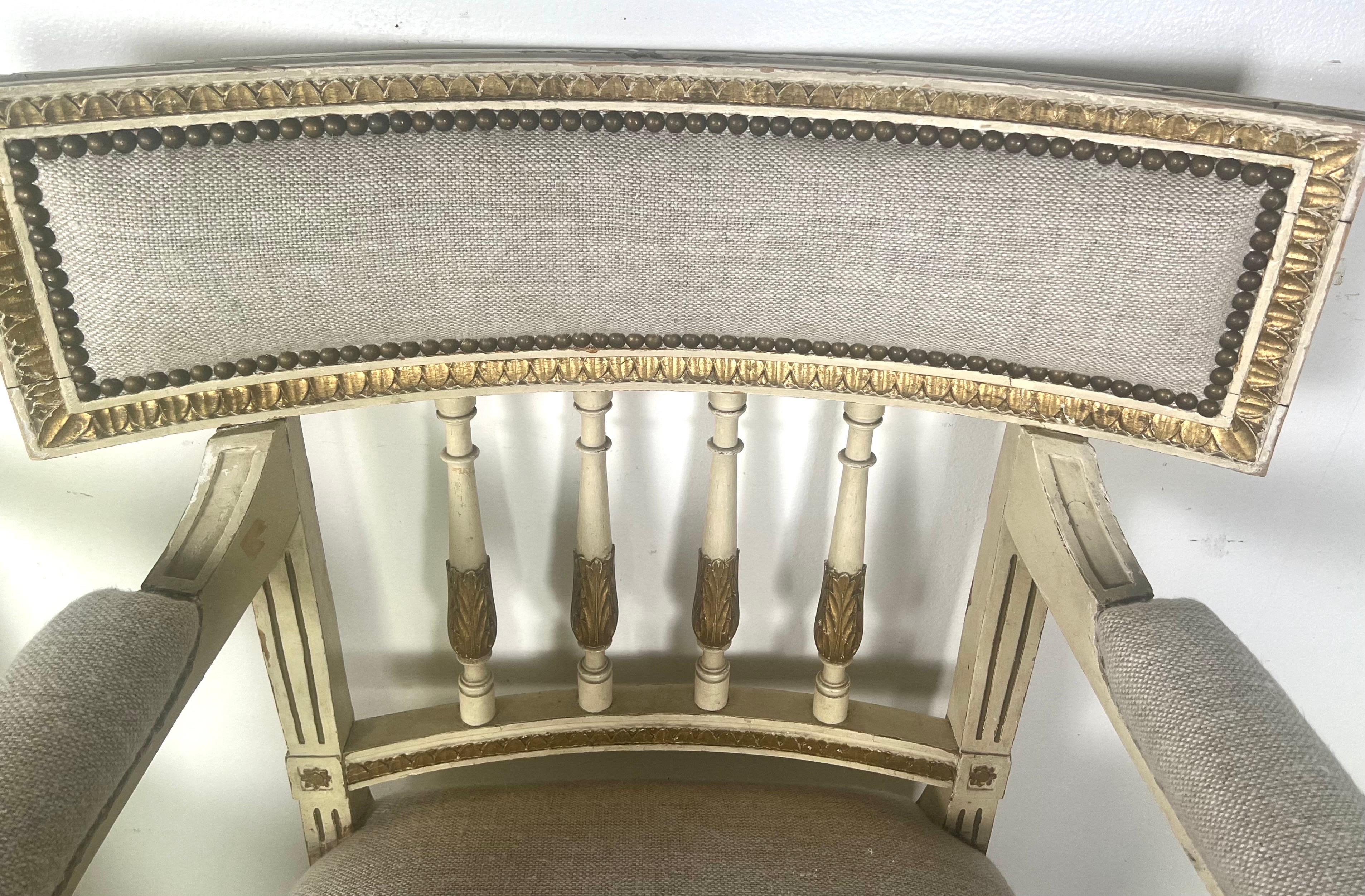 Néoclassique Paire de fauteuils de style néoclassique italien peints et partiellement dorés vers 1900 en vente