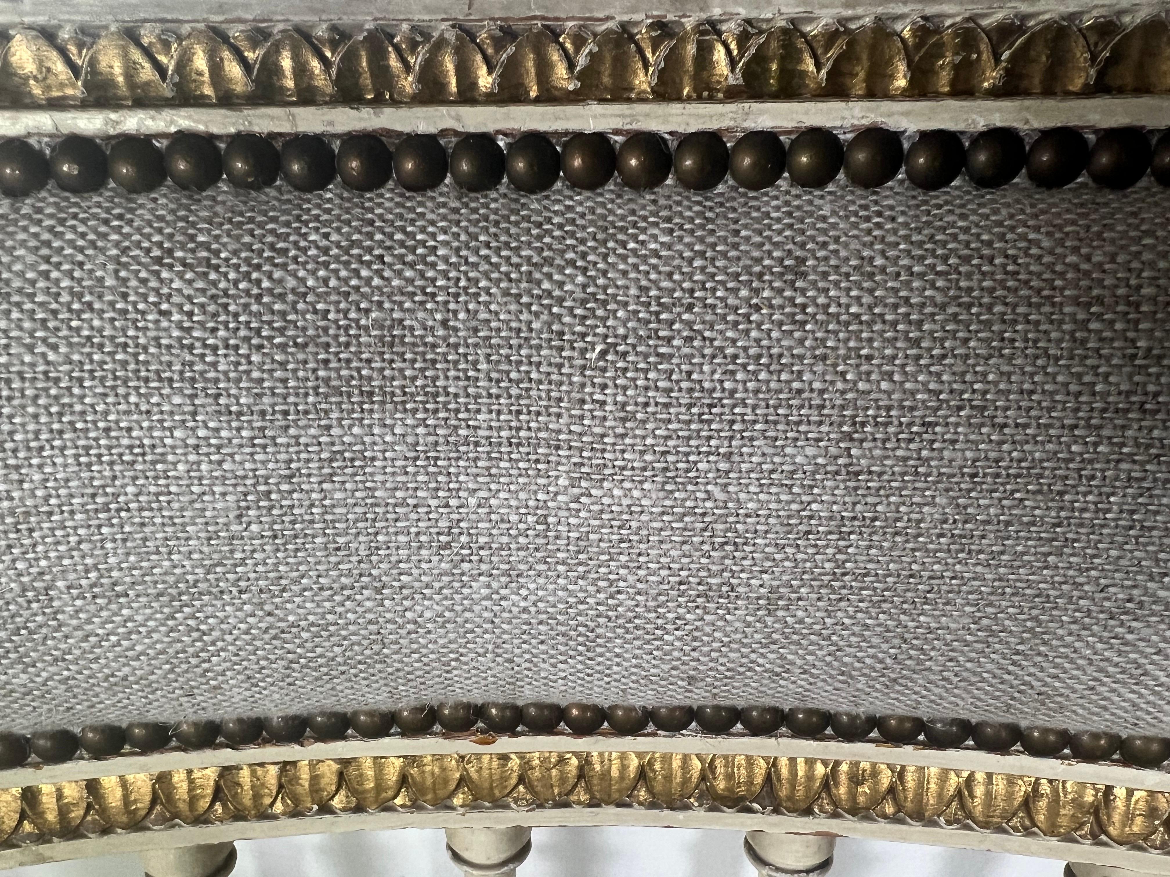 Début du 20ème siècle Paire de fauteuils de style néoclassique italien peints et partiellement dorés vers 1900 en vente