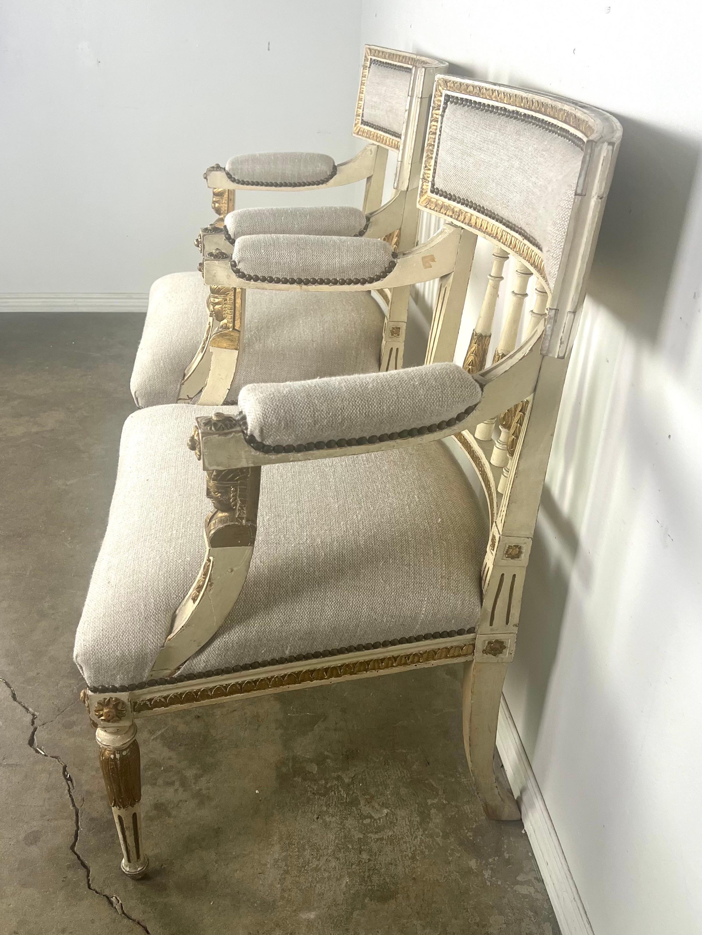 Lin Paire de fauteuils de style néoclassique italien peints et partiellement dorés vers 1900 en vente