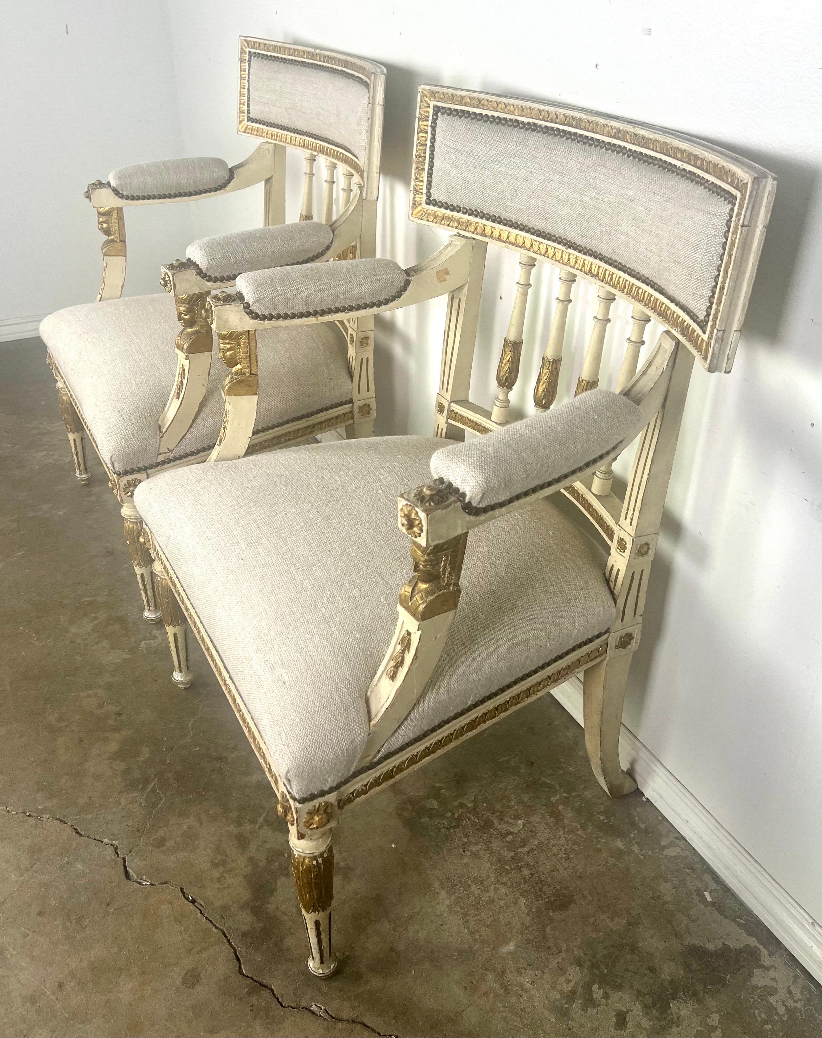 Paire de fauteuils de style néoclassique italien peints et partiellement dorés vers 1900 en vente 1