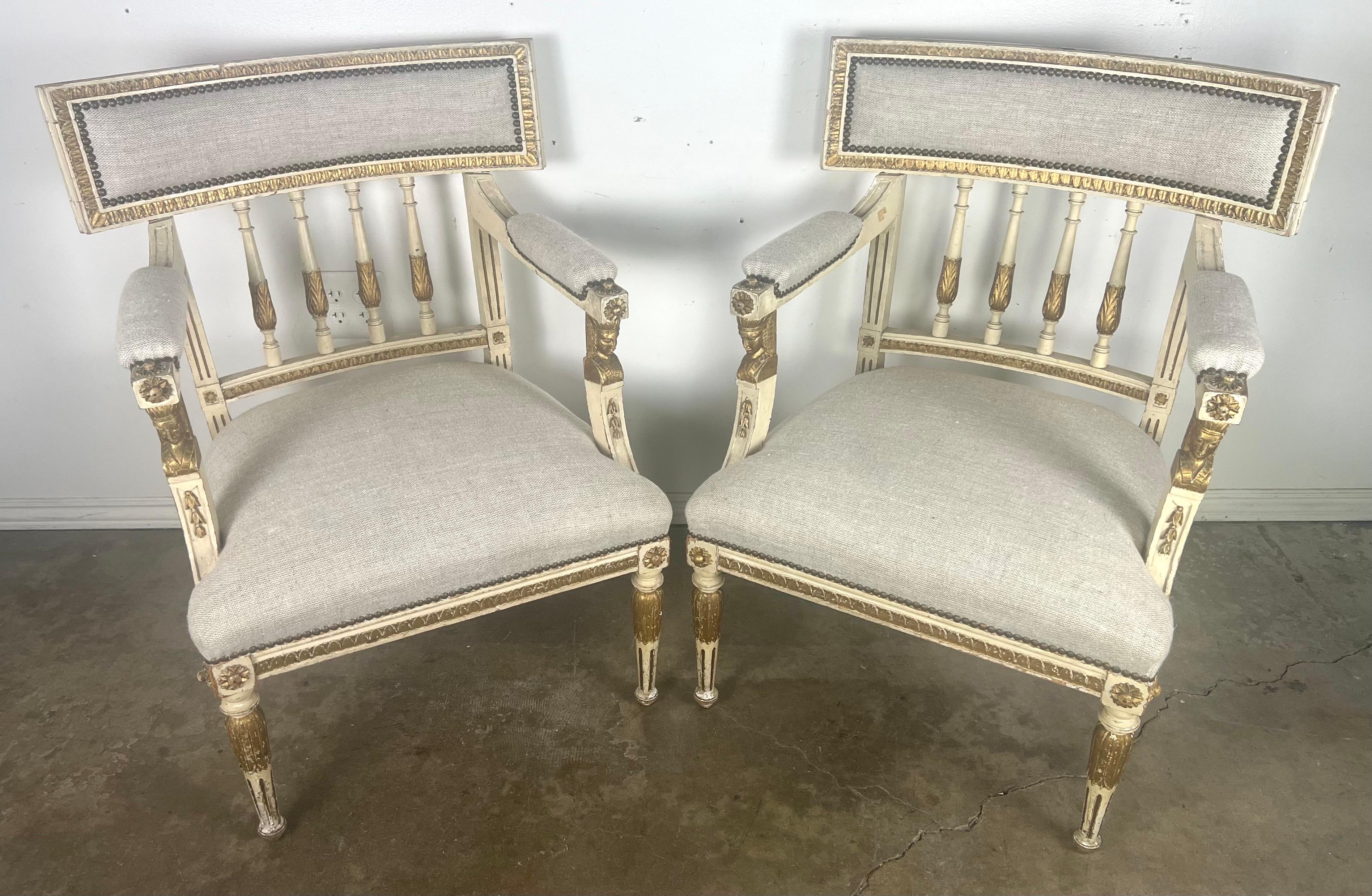 Paire de fauteuils de style néoclassique italien peints et partiellement dorés vers 1900 en vente 2