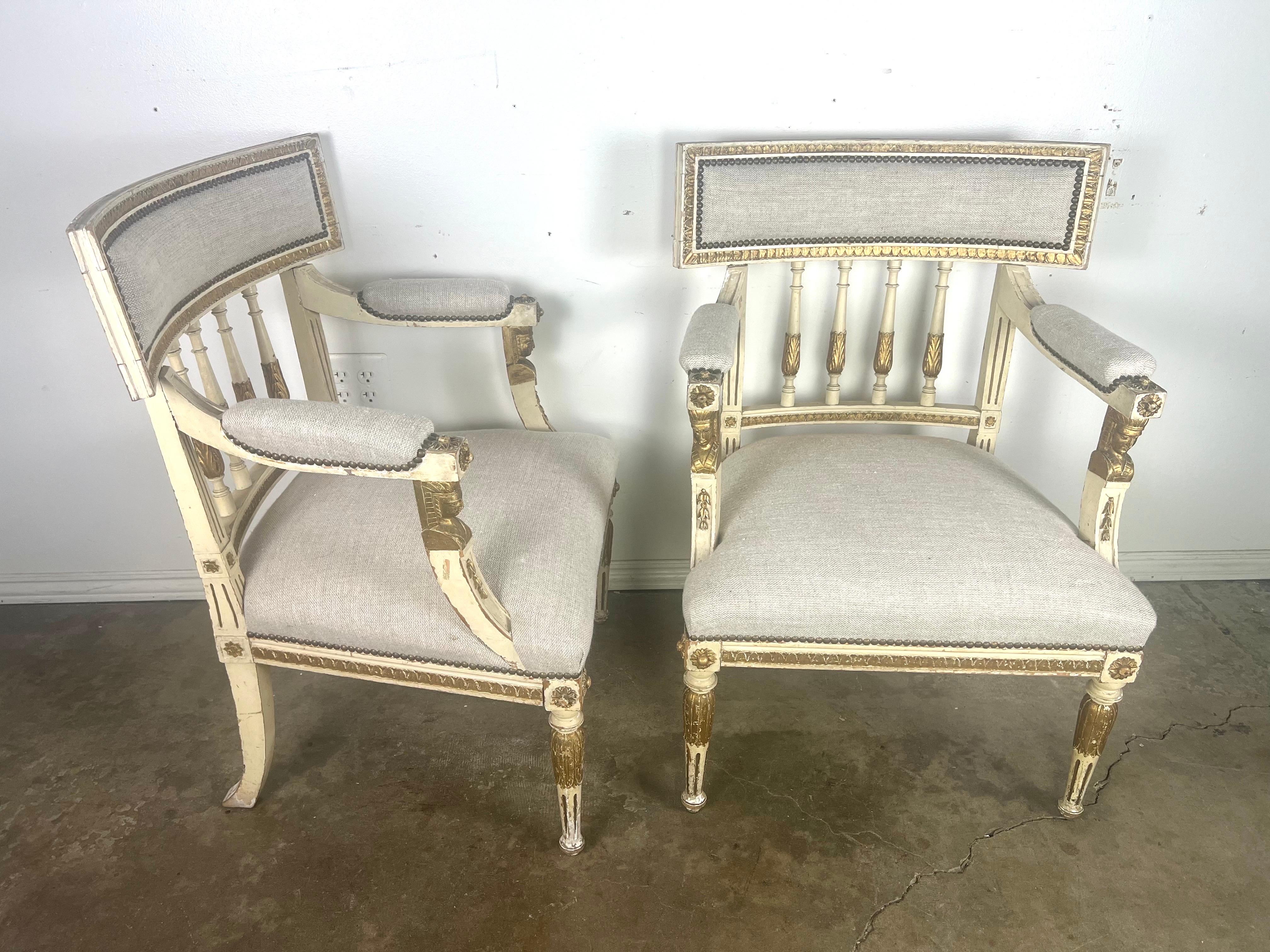 Paire de fauteuils de style néoclassique italien peints et partiellement dorés vers 1900 en vente 3