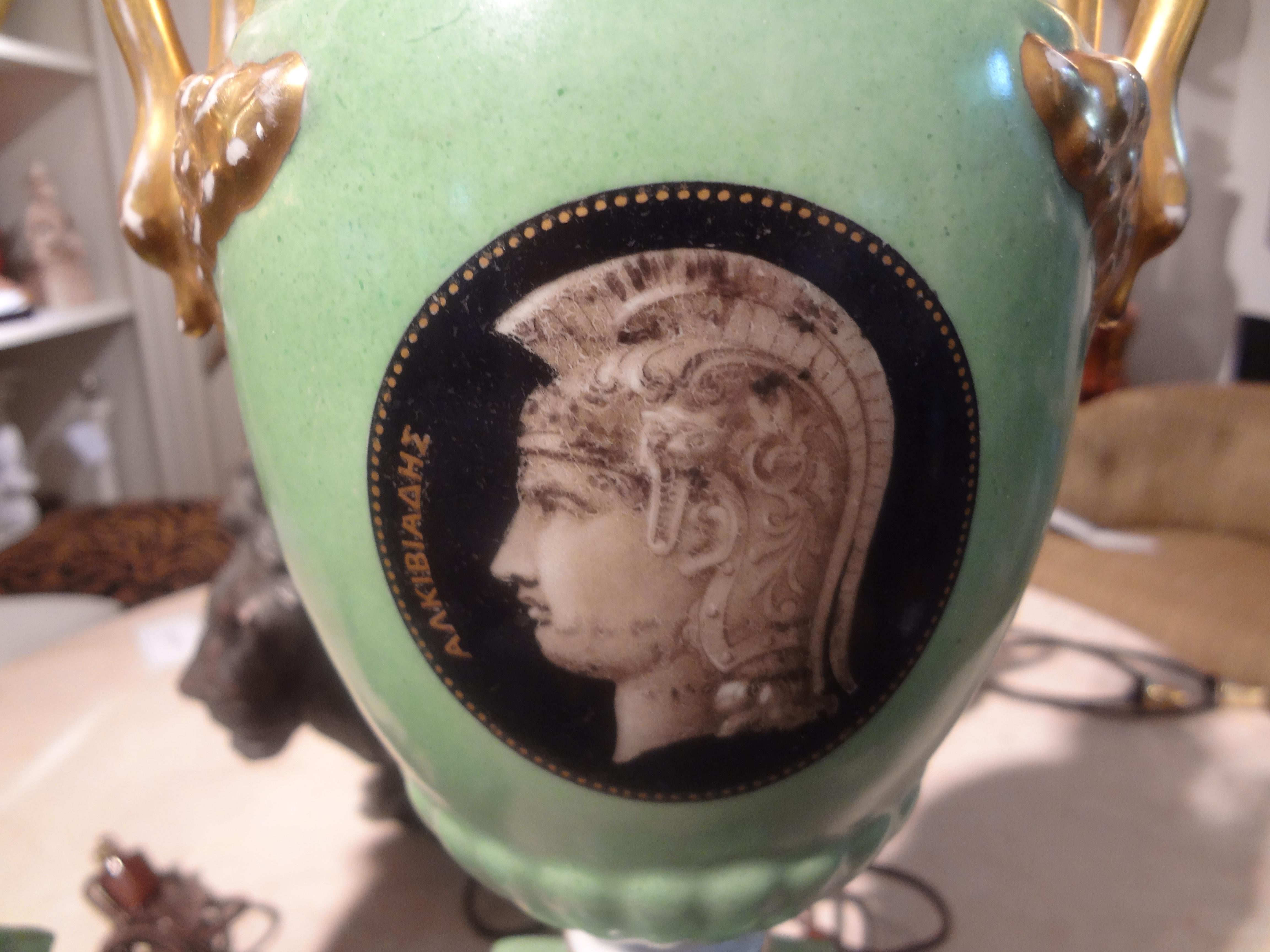Italiano Coppia di lampade in porcellana in stile neoclassico italiano in vendita