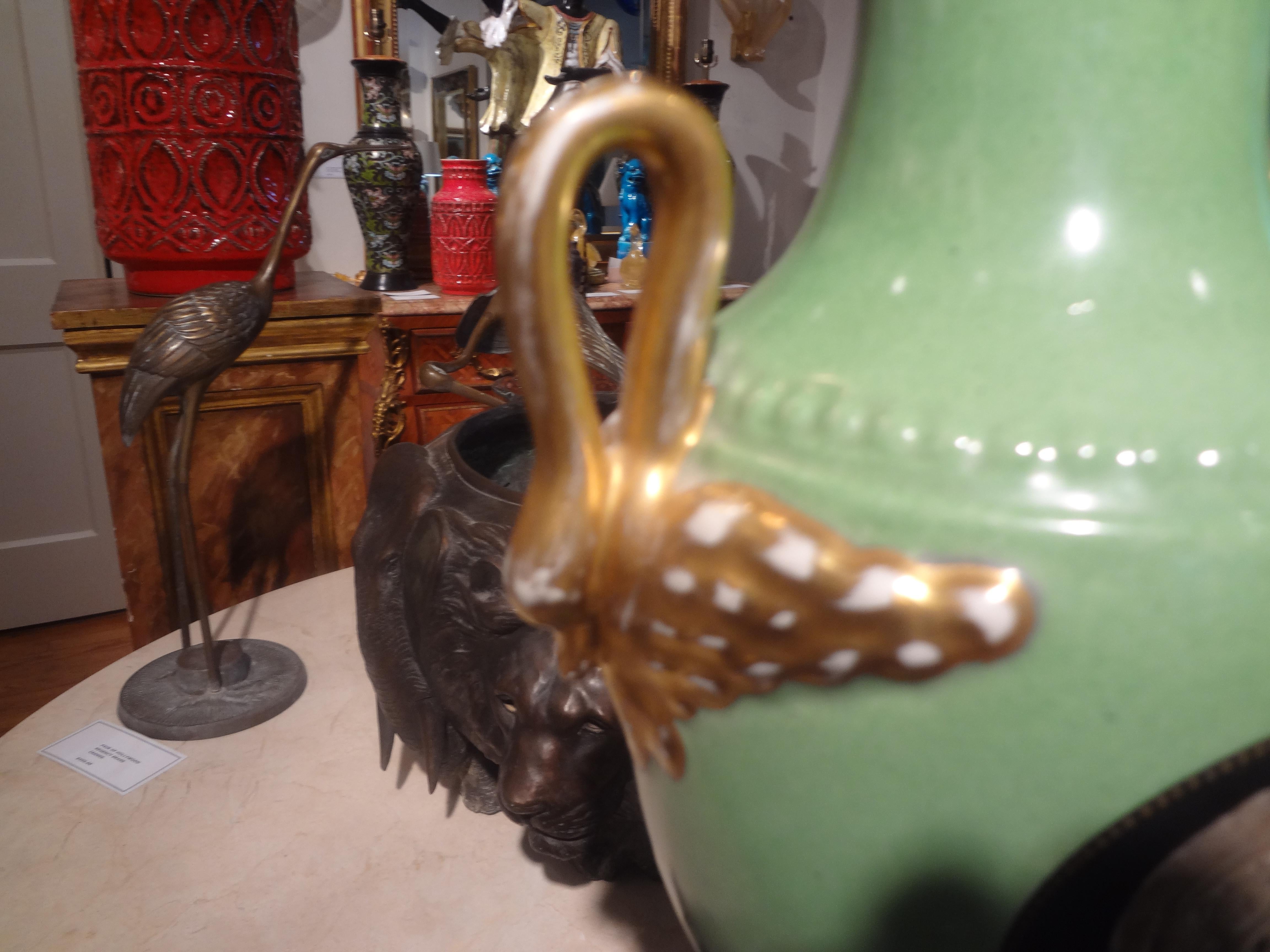 Paar italienische Porzellanlampen im neoklassischen Stil im Zustand „Gut“ im Angebot in Houston, TX