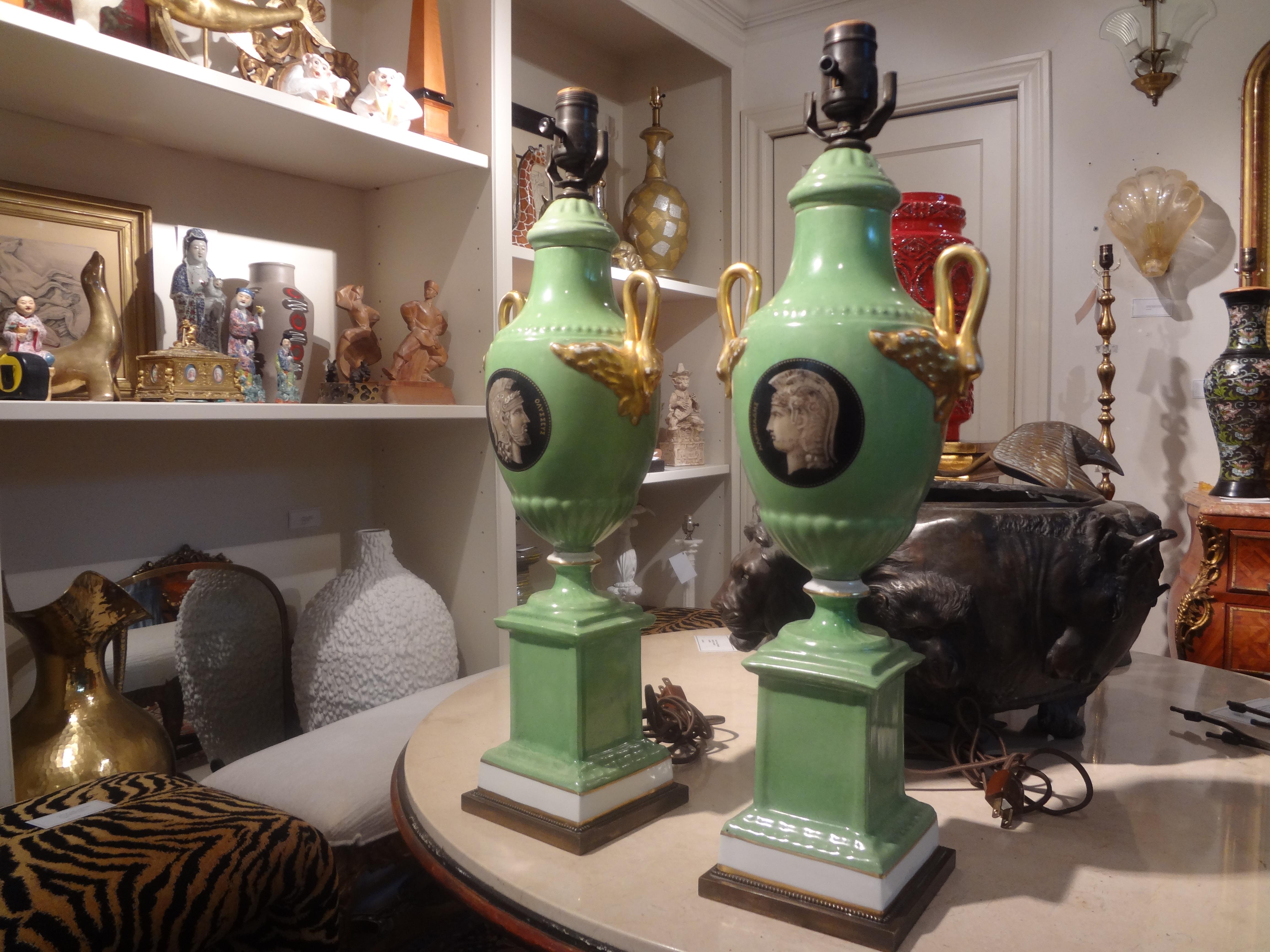 Paar italienische Porzellanlampen im neoklassischen Stil im Angebot 1