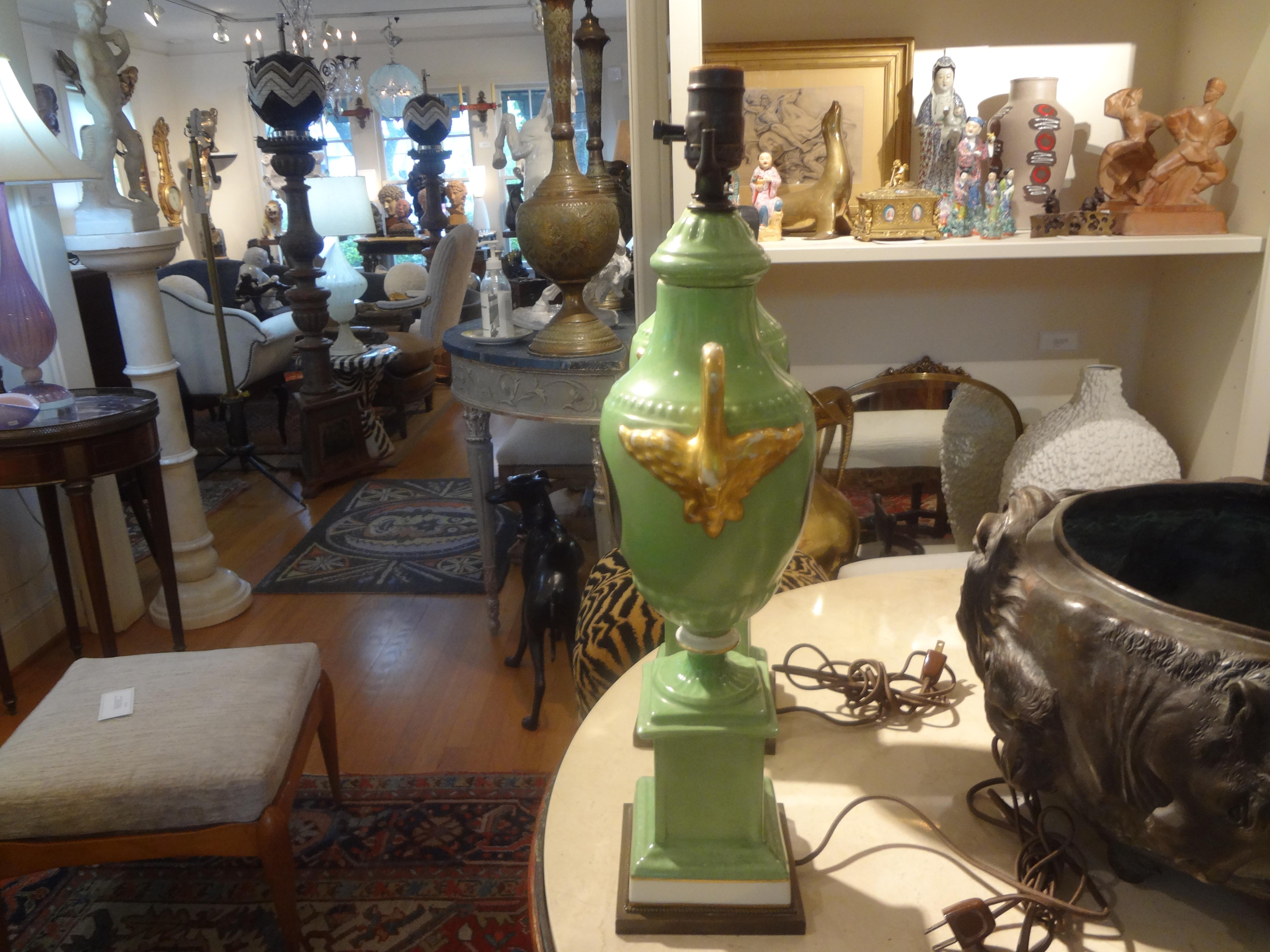 Paar italienische Porzellanlampen im neoklassischen Stil im Angebot 2