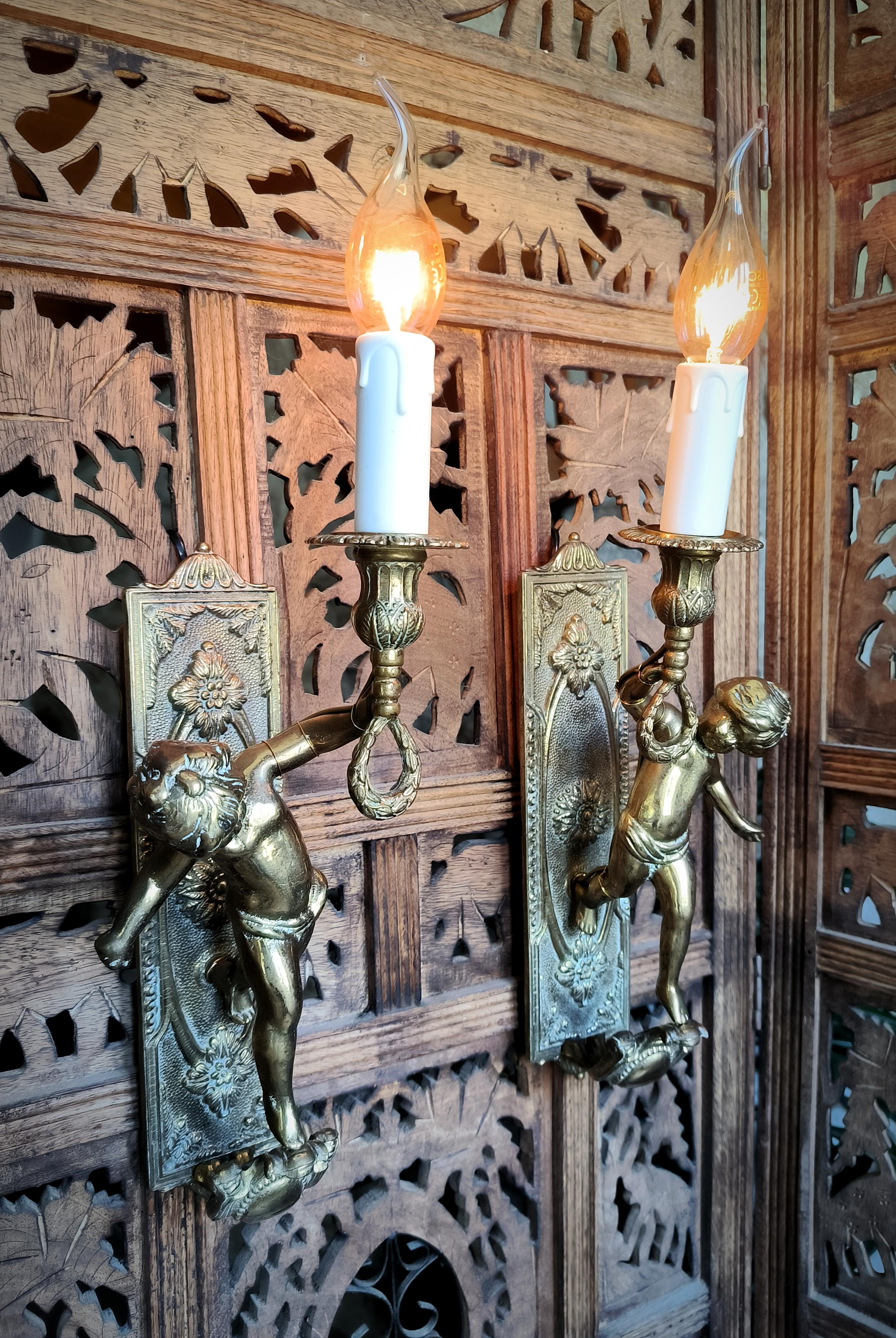 Pair of Italian, Neoclassical style, solid bronze Cherub sconces. Circa 1950s In Good Condition In CARENTAN-LES-MARAIS, FR