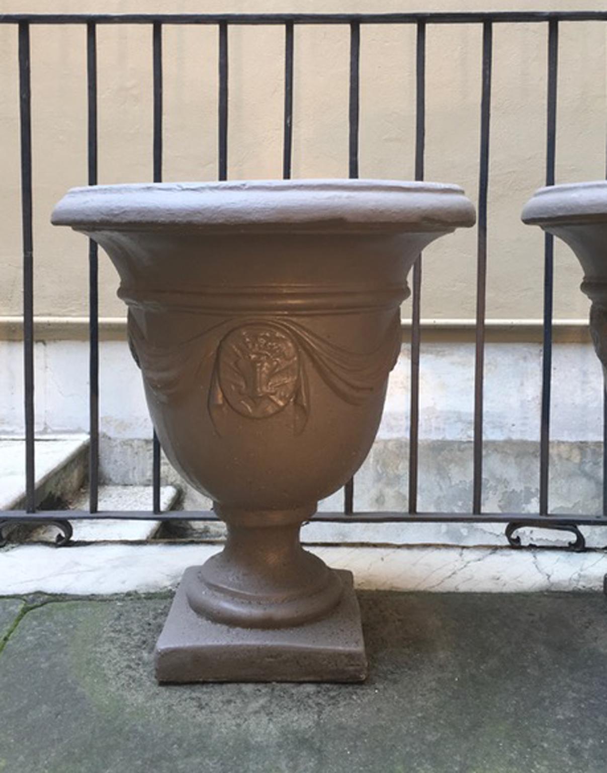 Pair of Italian Neoclassical Style Stone Paste Gardens Urns Hand Paint Mud Color For Sale 12