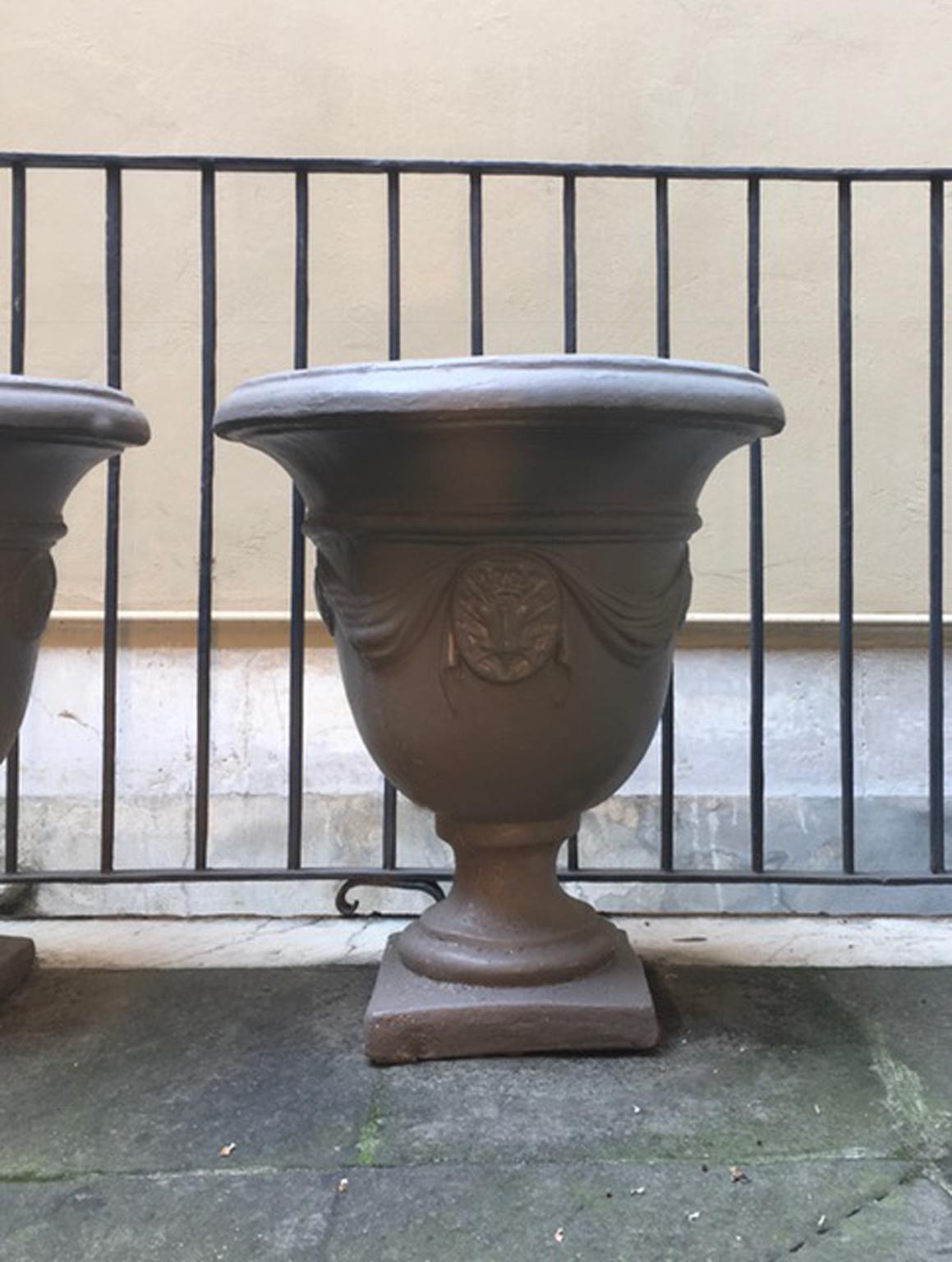 Pair of Italian Neoclassical Style Stone Paste Gardens Urns Hand Paint Mud Color For Sale 13