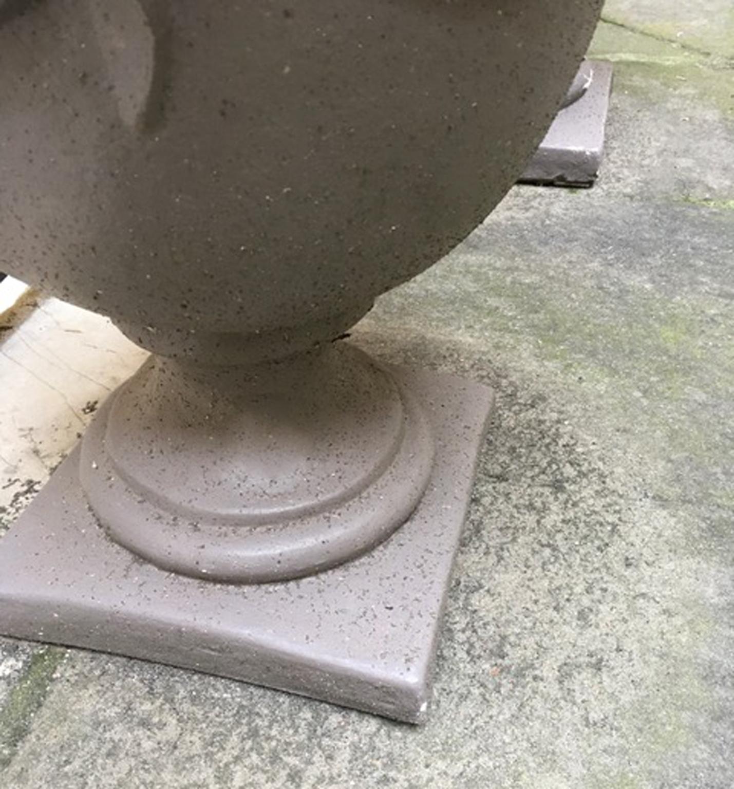 Pair of Italian Neoclassical Style Stone Paste Gardens Urns Hand Paint Mud Color In Good Condition For Sale In Brescia, IT
