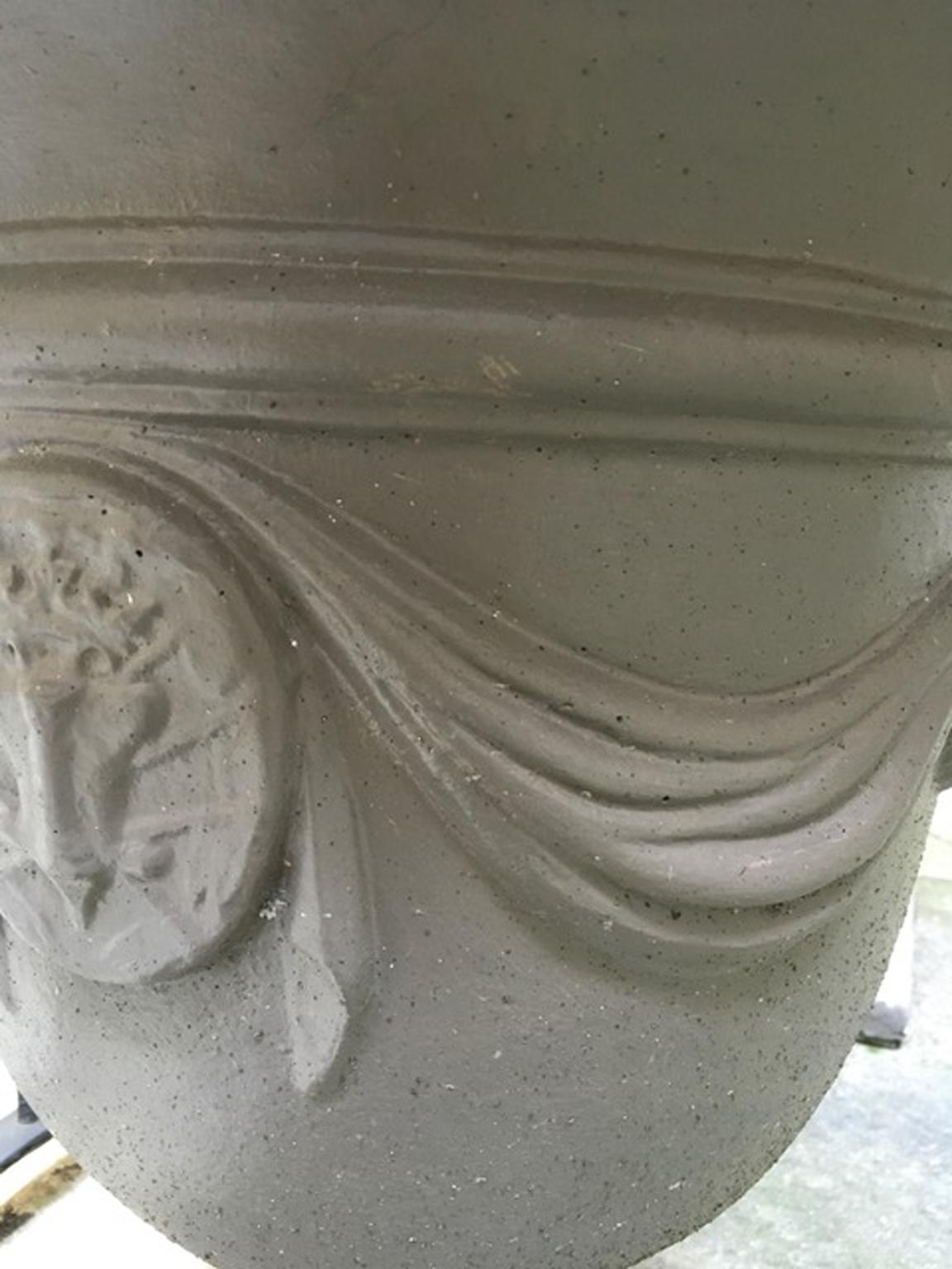 Ciment Paire d'urnes de jardin italiennes de style néoclassique en pâte de pierre peintes à la main couleur fondue en vente