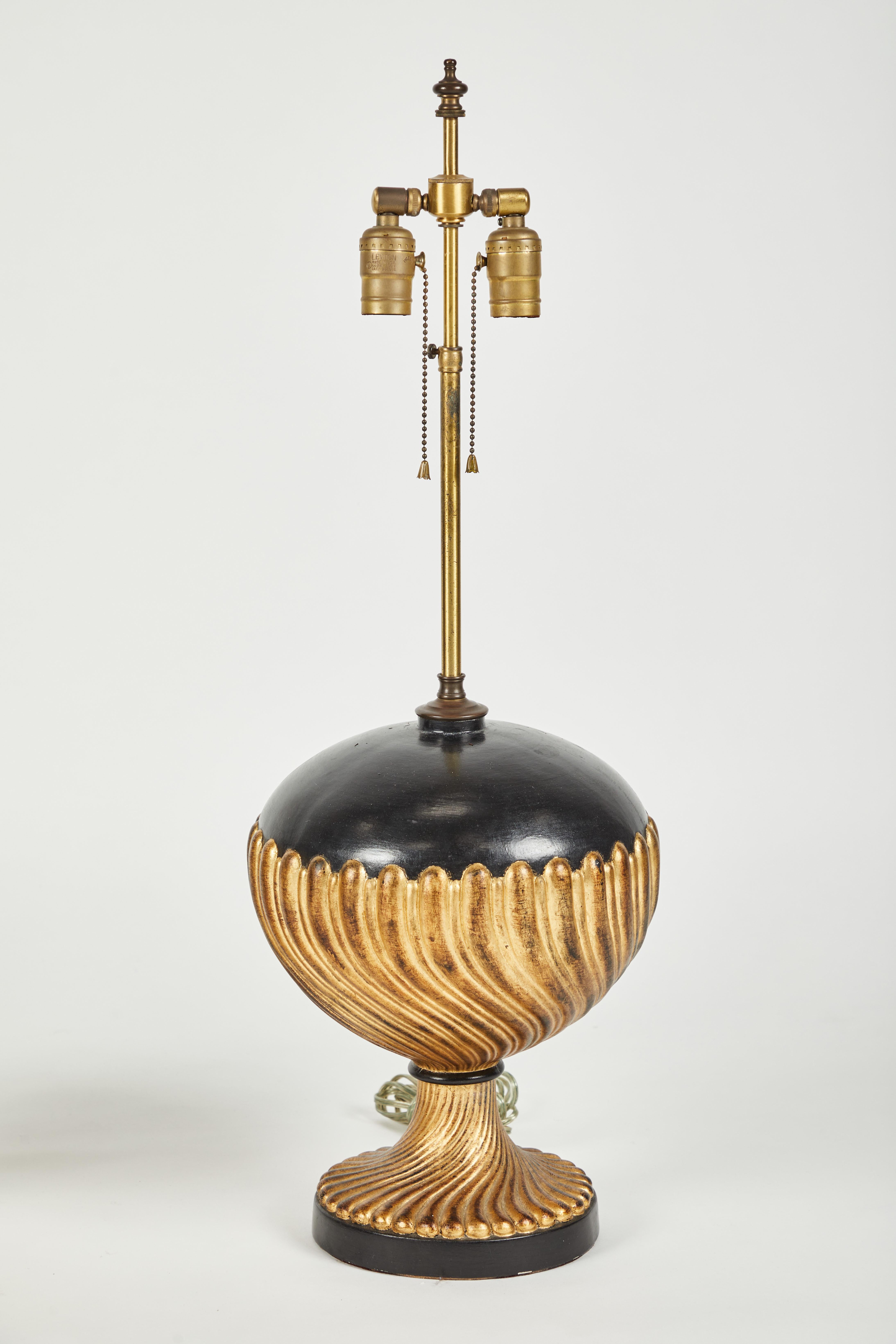 Coppia di lampade da tavolo in stile neoclassico italiano in vendita 3