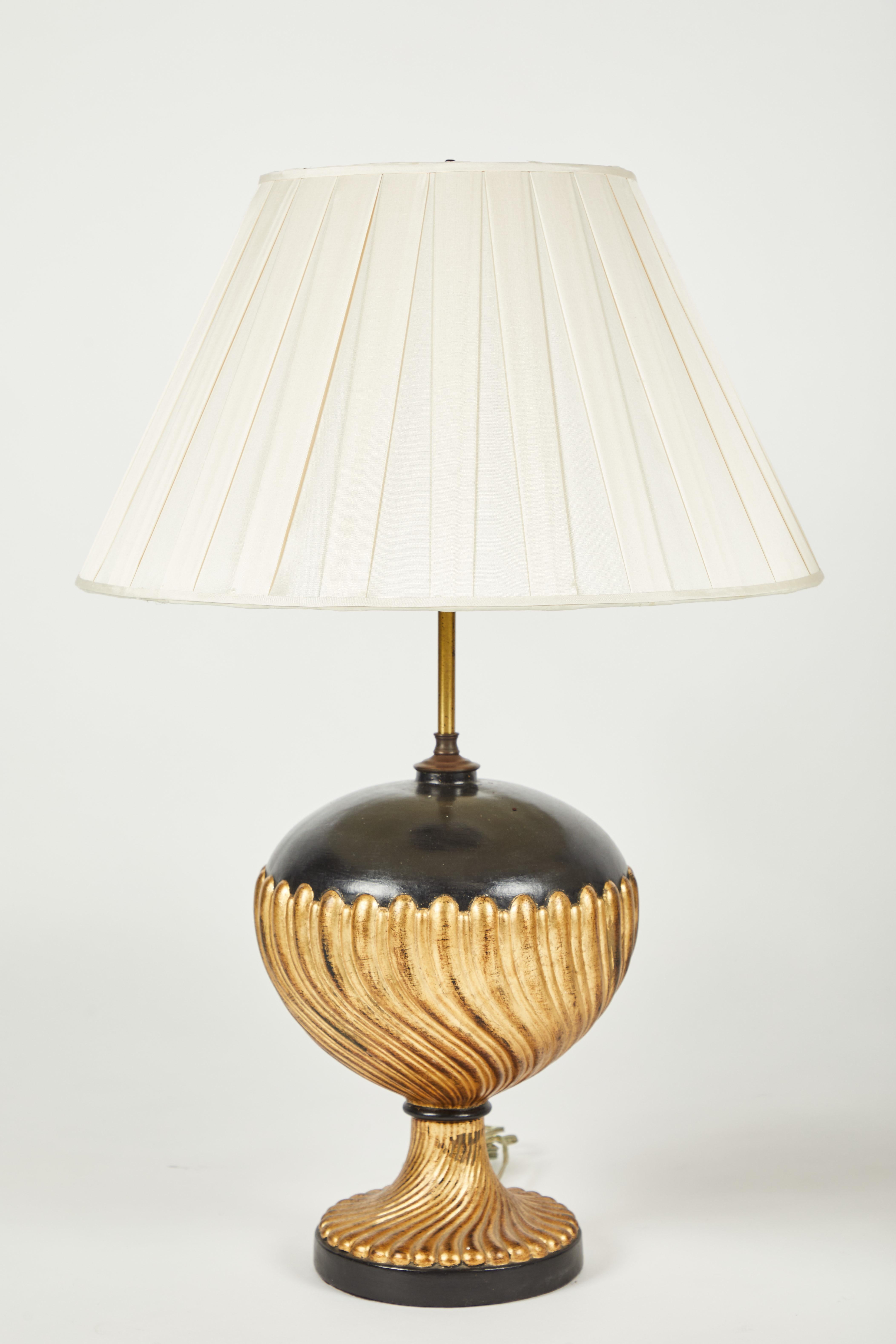 Coppia di lampade da tavolo in stile neoclassico italiano. Composizione dorata e dipinta di nero, presa a doppio grappolo.