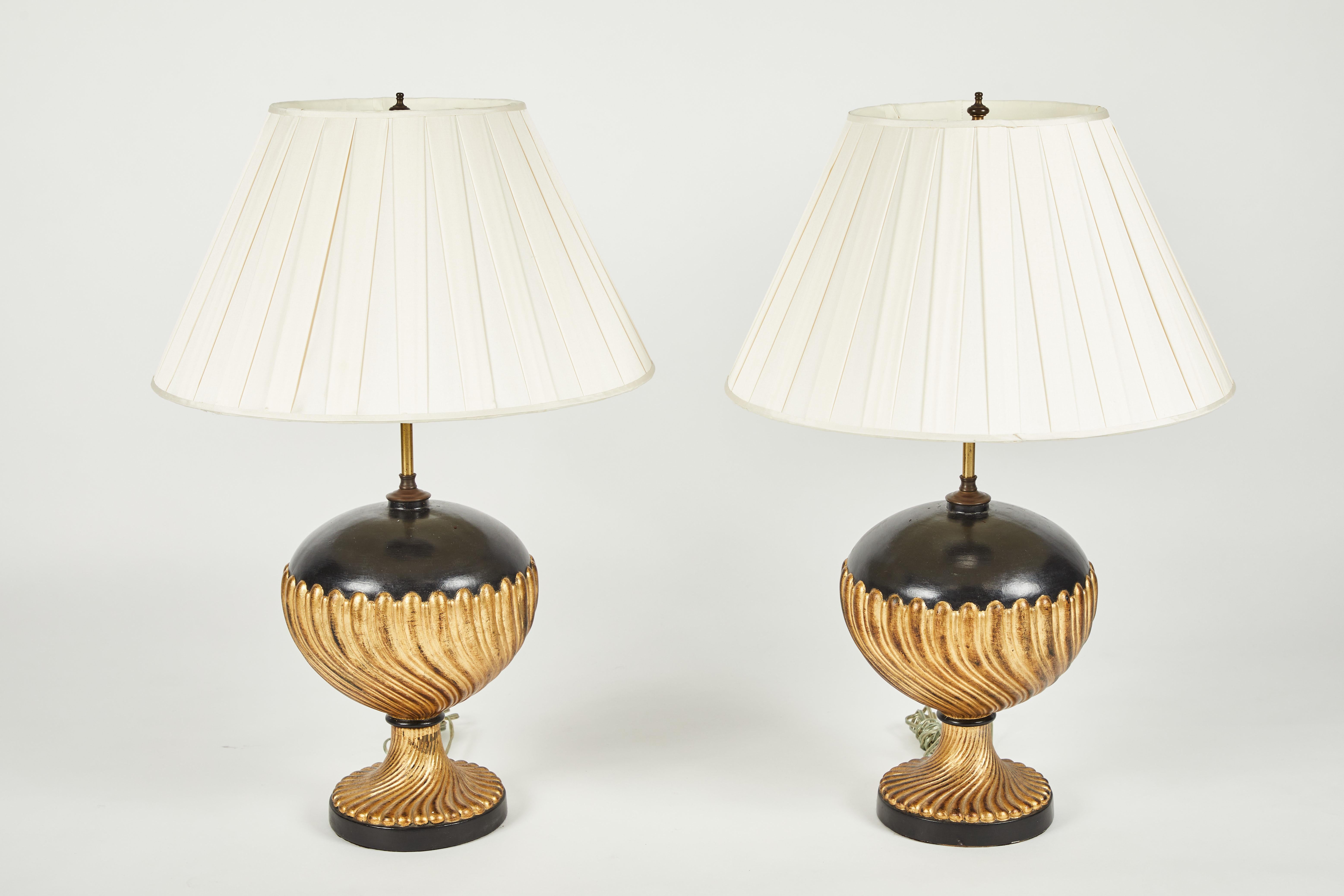 Coppia di lampade da tavolo in stile neoclassico italiano in vendita 1