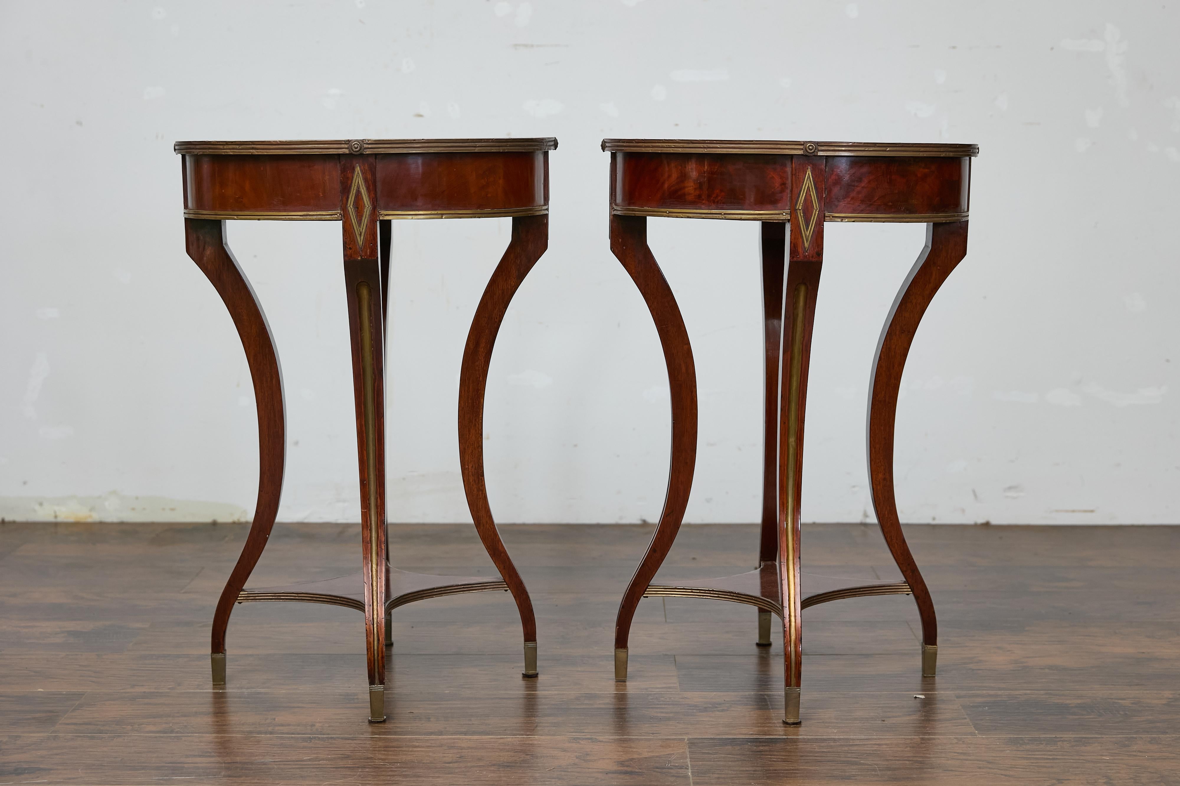 Paire de tables ovales Guéridon de style néoclassique italien en noyer et laiton incrusté en vente 3