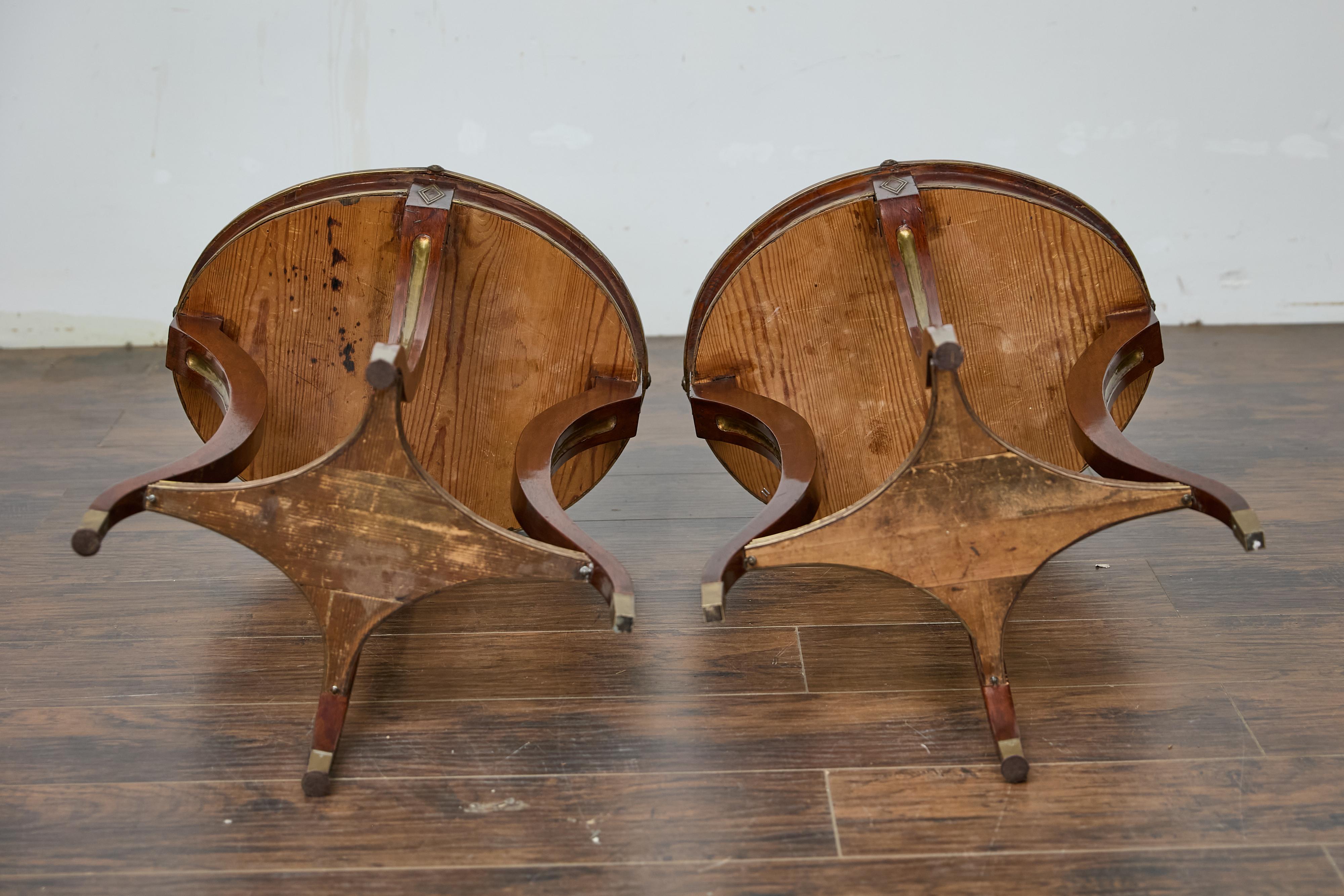 Paire de tables ovales Guéridon de style néoclassique italien en noyer et laiton incrusté en vente 4