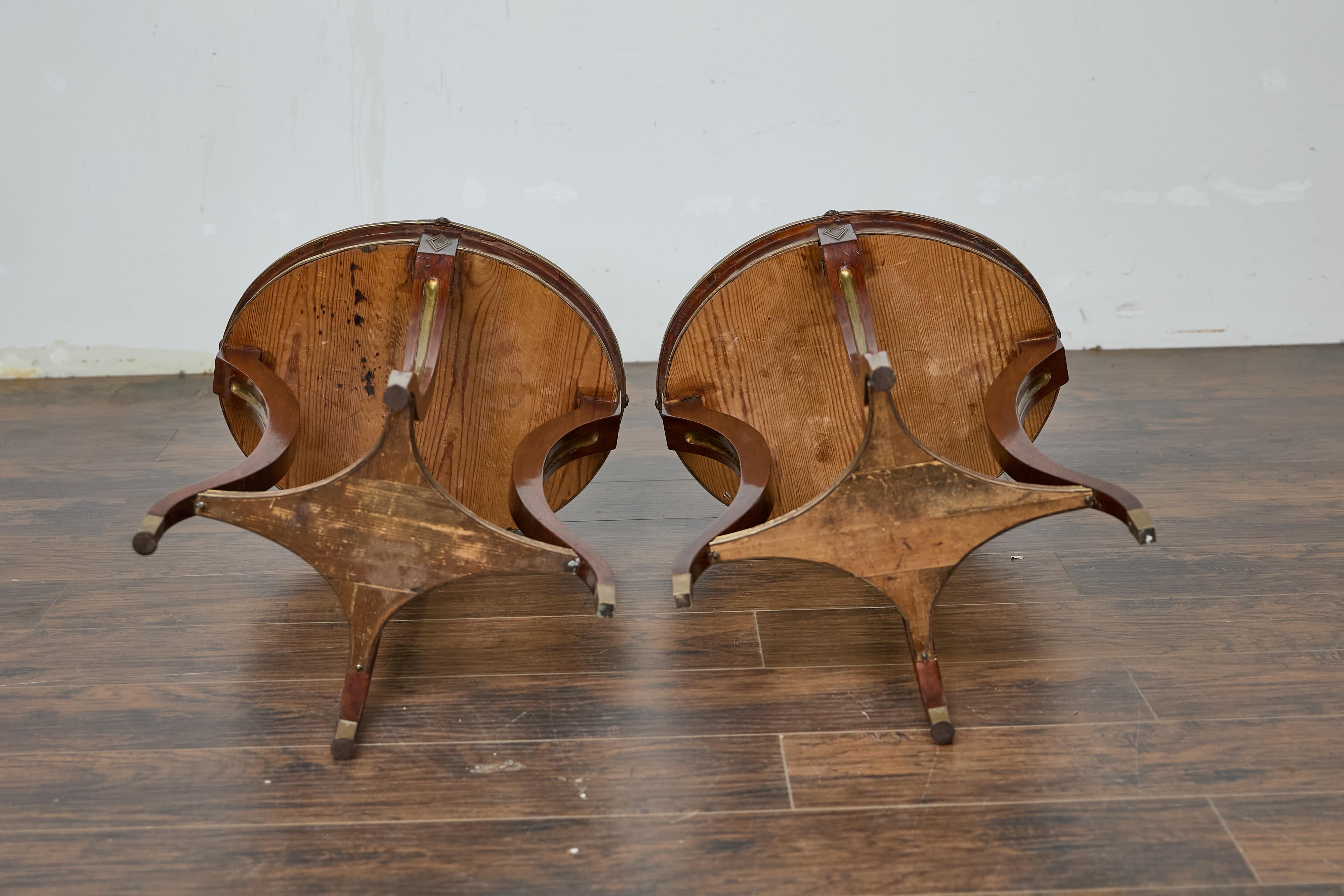 Paire de tables ovales Guéridon de style néoclassique italien en noyer et laiton incrusté en vente 5