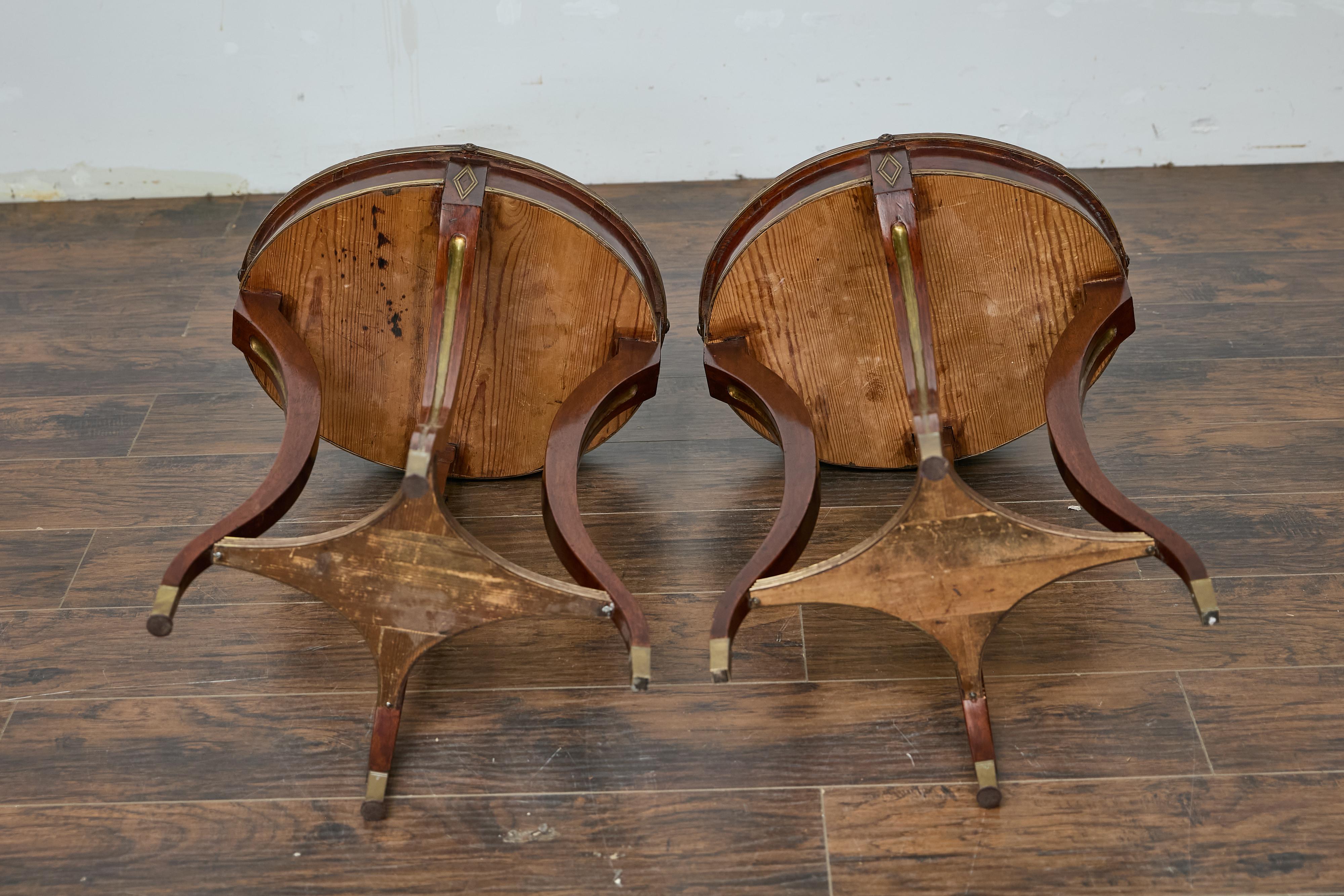 Paire de tables ovales Guéridon de style néoclassique italien en noyer et laiton incrusté en vente 6