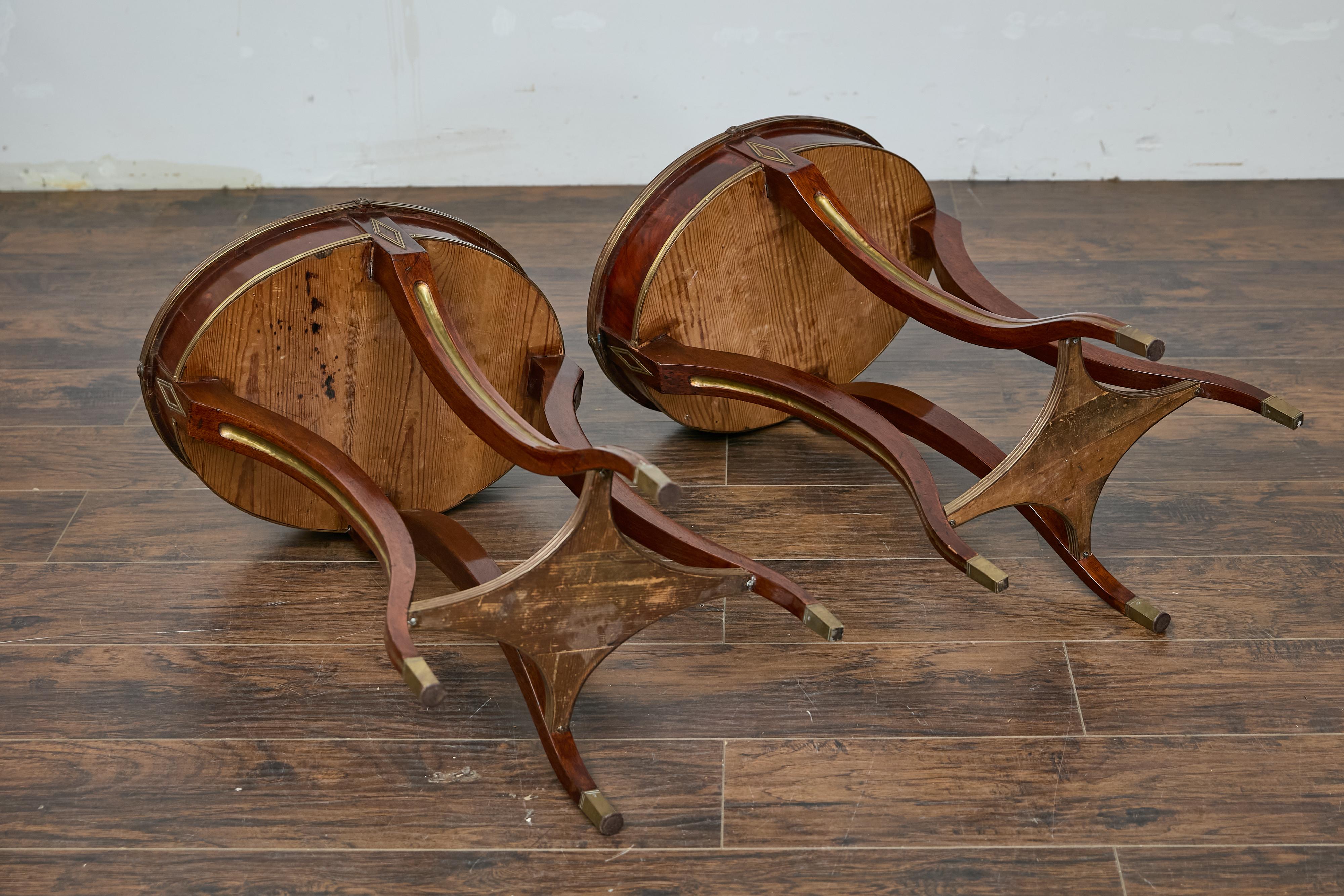 Paire de tables ovales Guéridon de style néoclassique italien en noyer et laiton incrusté en vente 7
