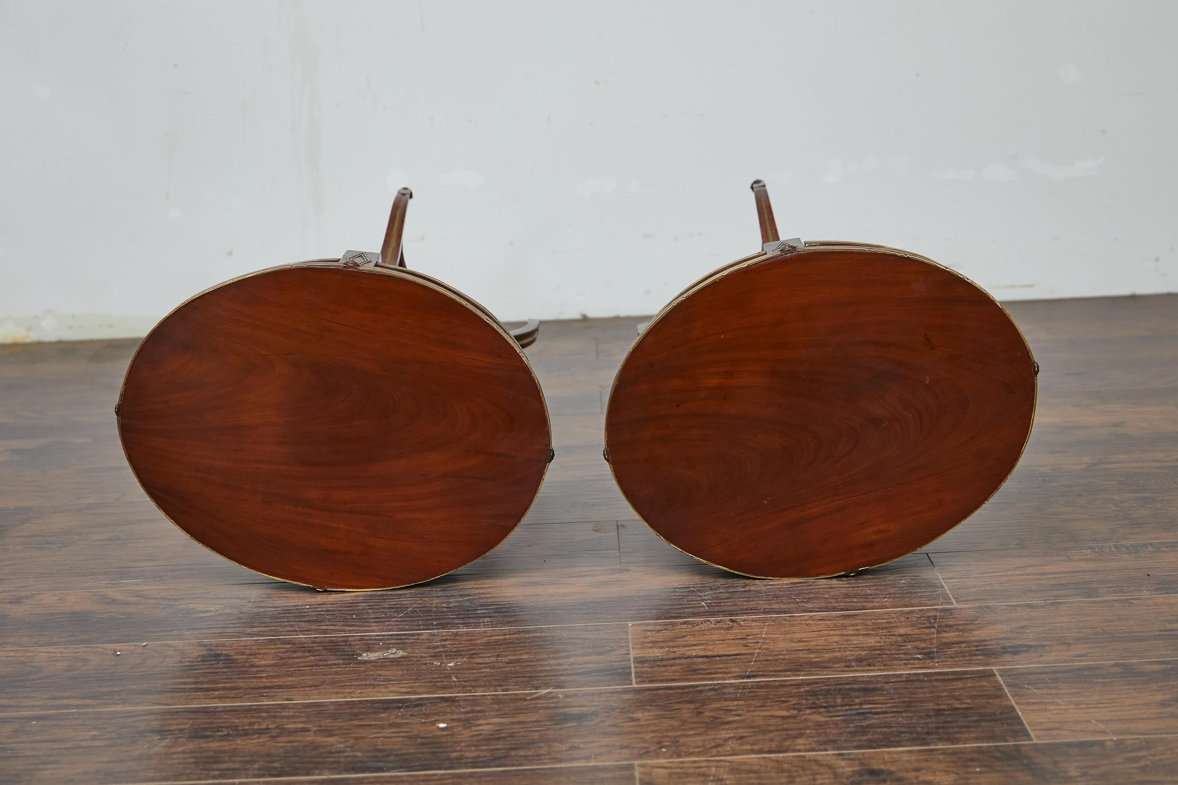 Paire de tables ovales Guéridon de style néoclassique italien en noyer et laiton incrusté en vente 8