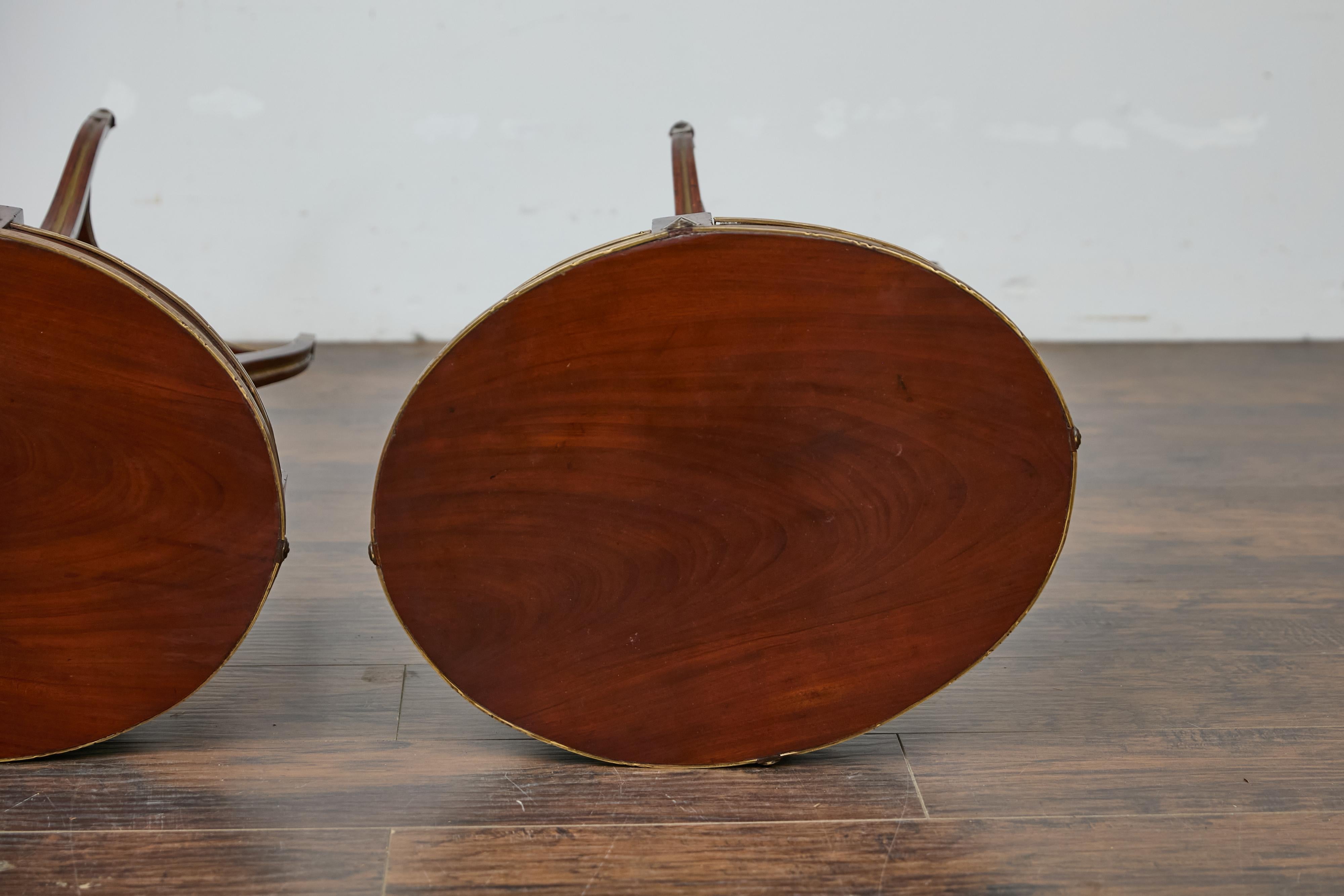Paire de tables ovales Guéridon de style néoclassique italien en noyer et laiton incrusté en vente 9