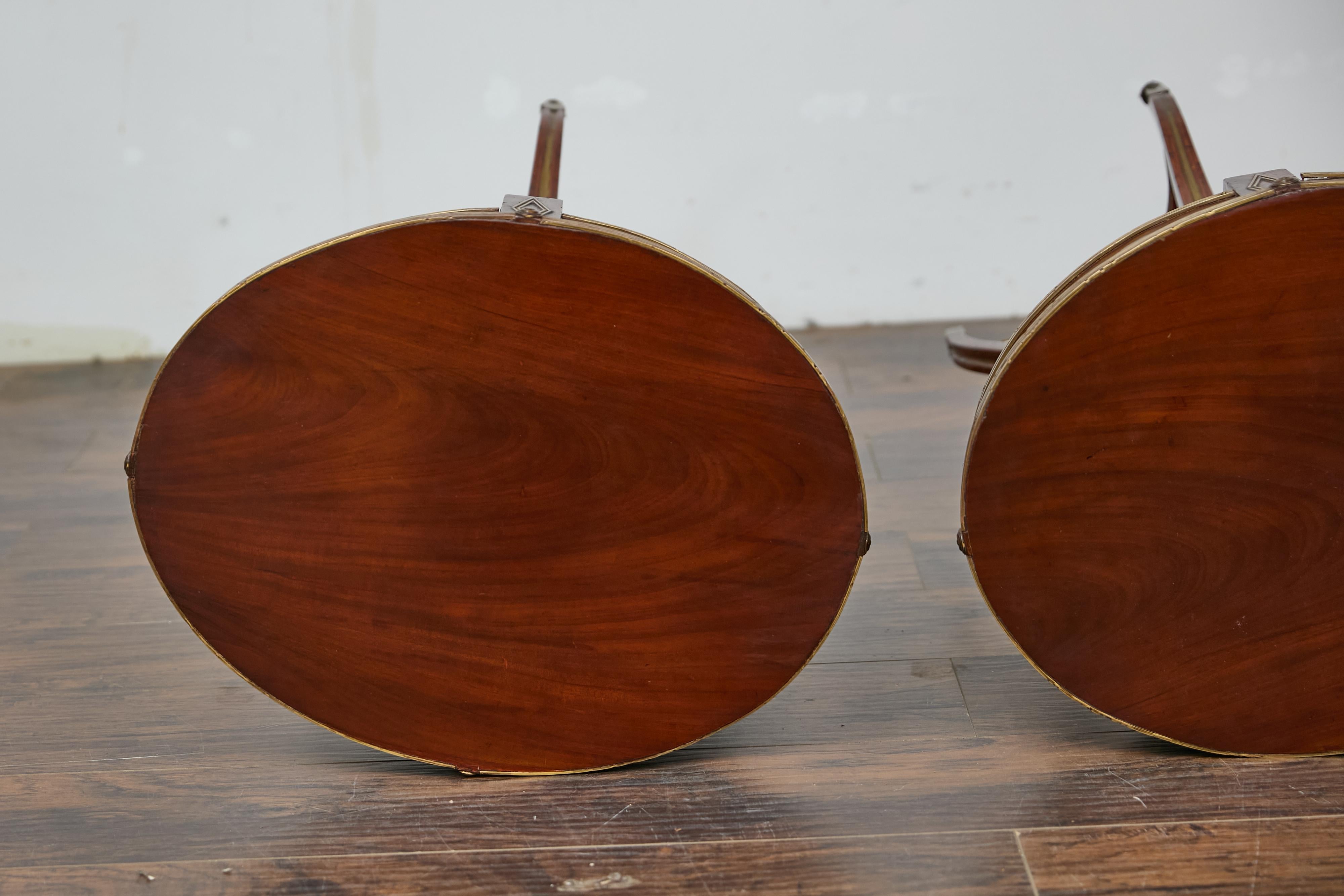 Paire de tables ovales Guéridon de style néoclassique italien en noyer et laiton incrusté en vente 10
