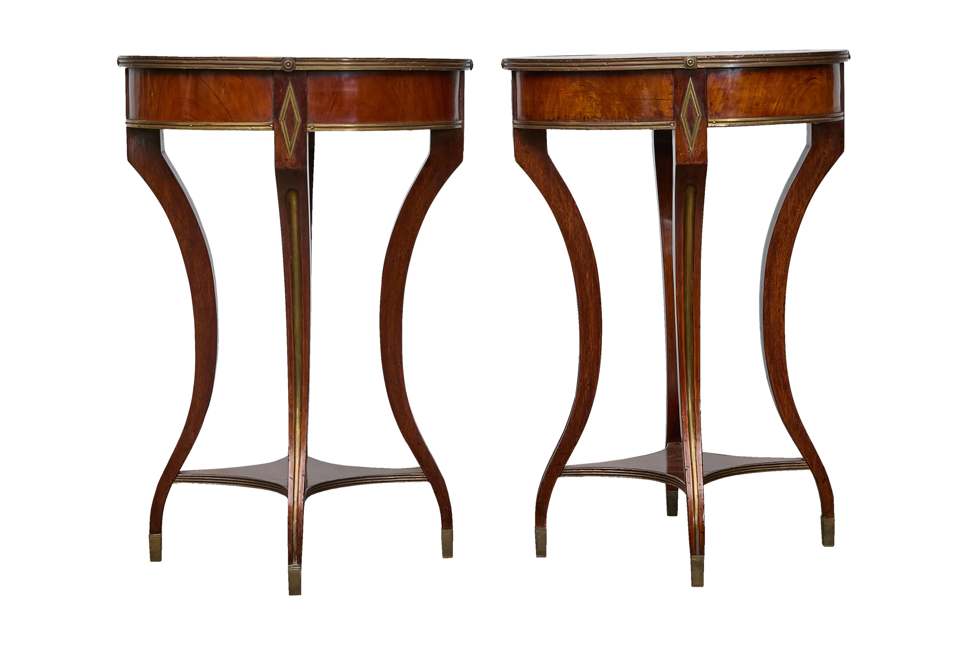 Paire de tables ovales Guéridon de style néoclassique italien en noyer et laiton incrusté en vente 11