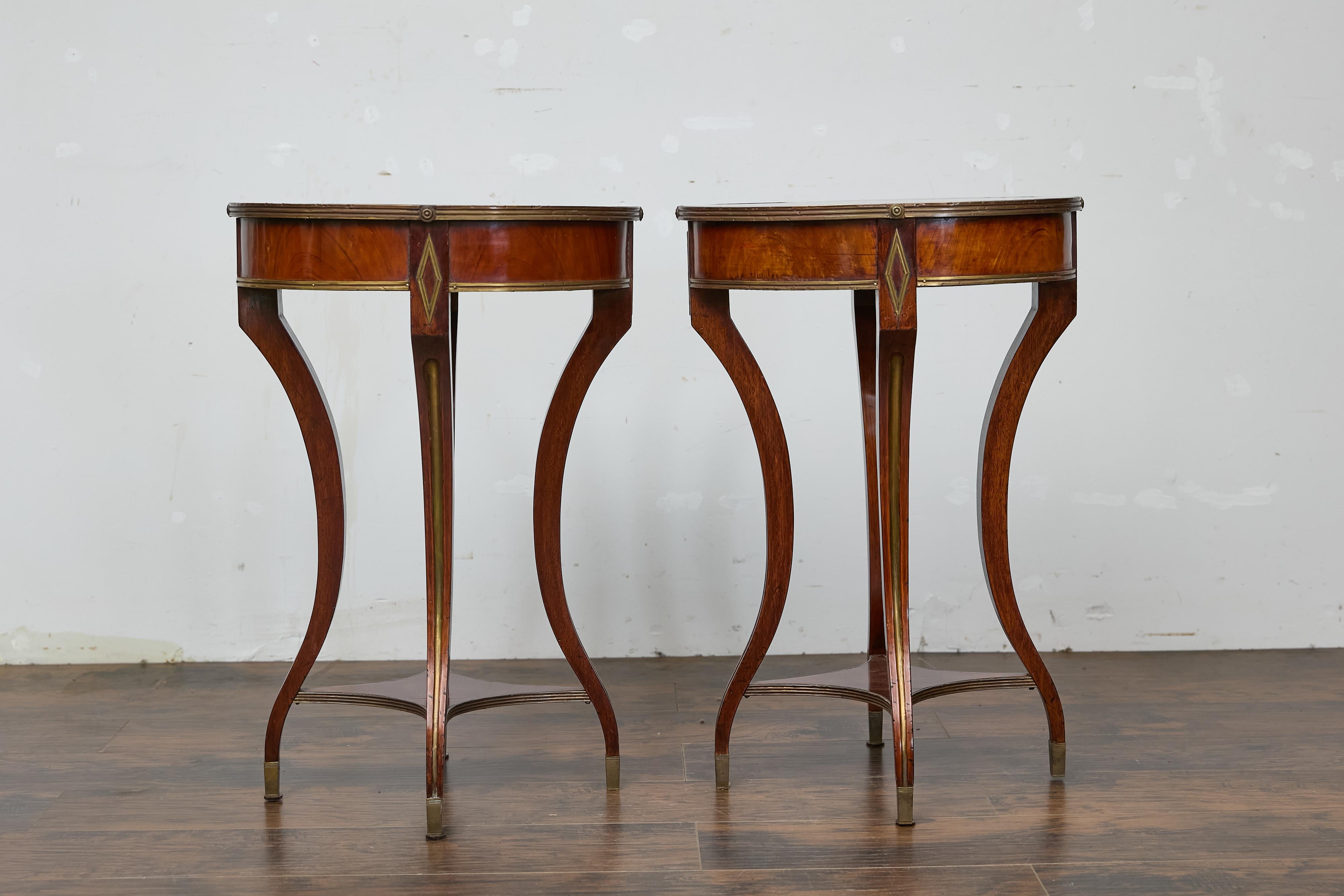 Paire de tables ovales Guéridon de style néoclassique italien en noyer et laiton incrusté en vente 12