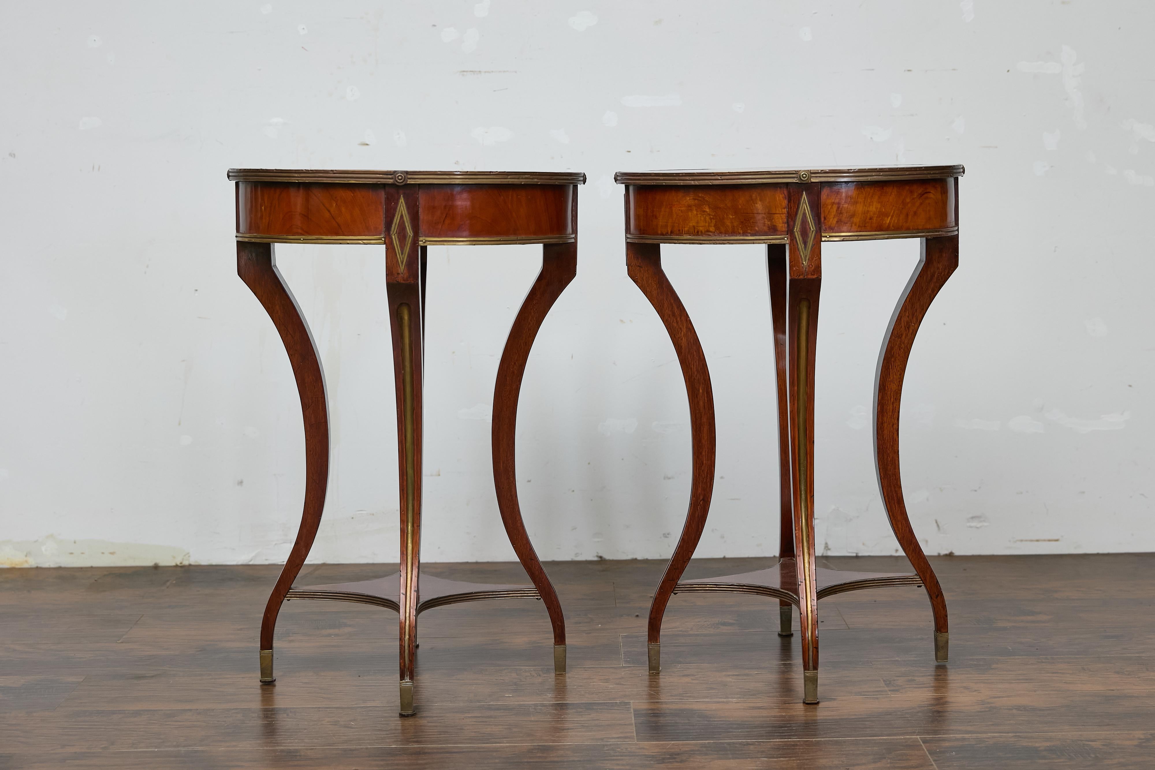 Paire de tables guéridon italiennes de style néoclassique en noyer du début du 20e siècle avec des plateaux ovales. Cette paire de tables ovales italiennes de style néoclassique, fabriquées au début du XXe siècle, rehausse votre intérieur.
