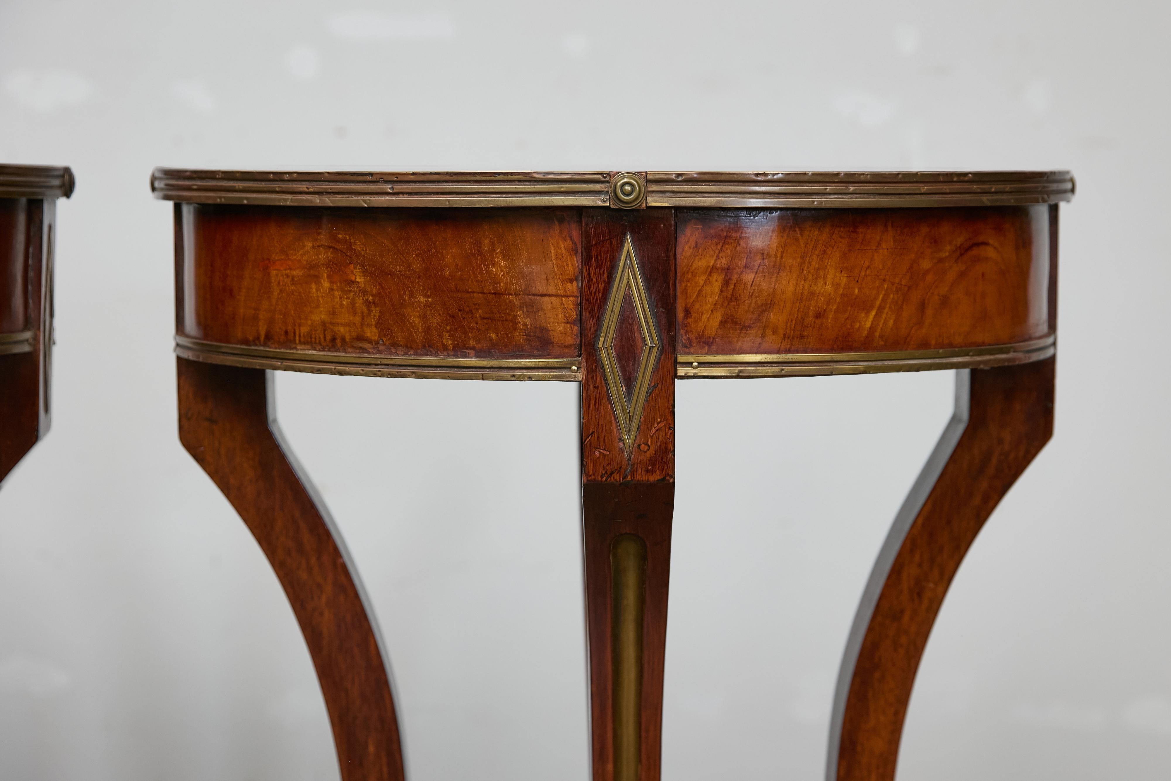Néoclassique Paire de tables ovales Guéridon de style néoclassique italien en noyer et laiton incrusté en vente