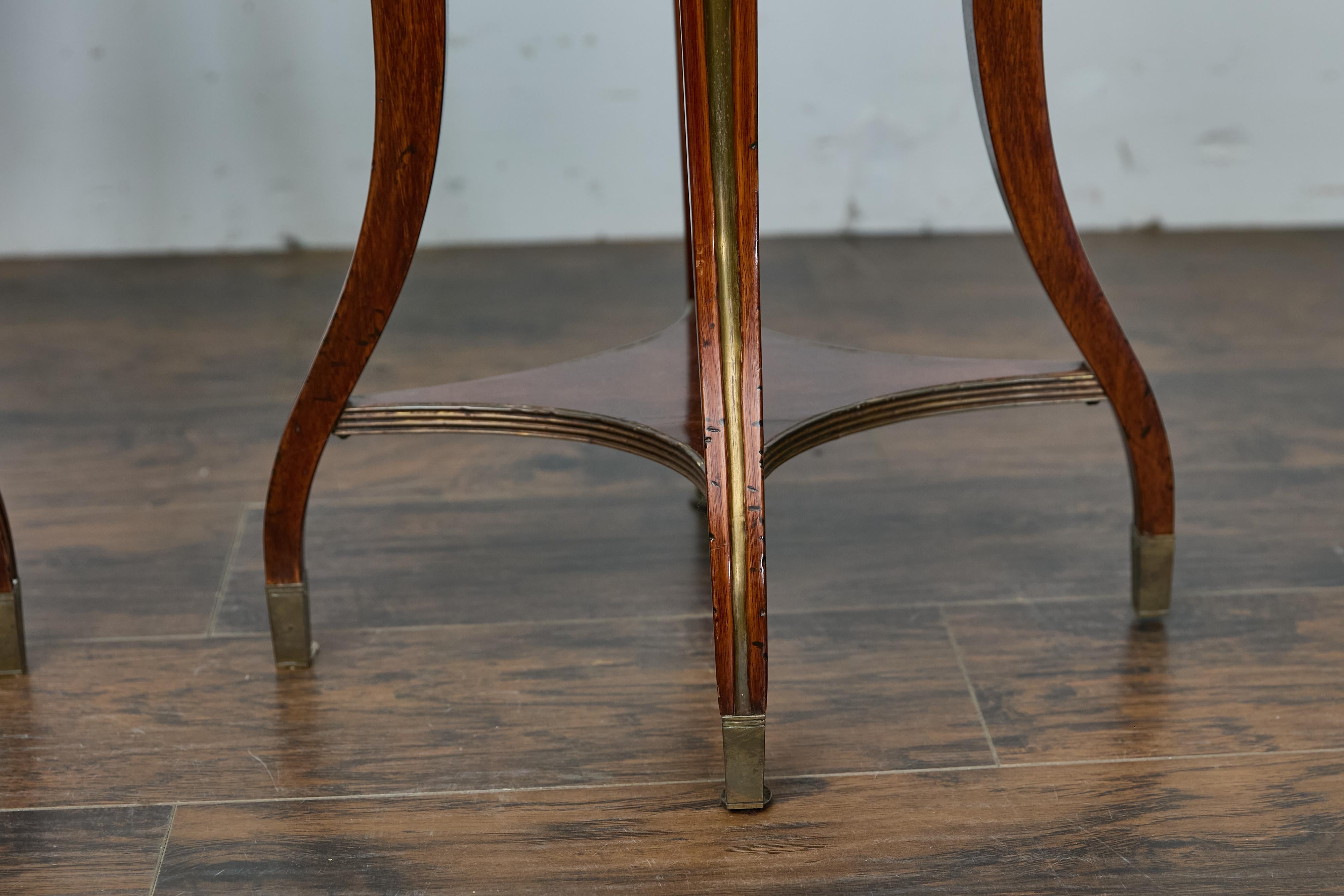 Incrusté Paire de tables ovales Guéridon de style néoclassique italien en noyer et laiton incrusté en vente