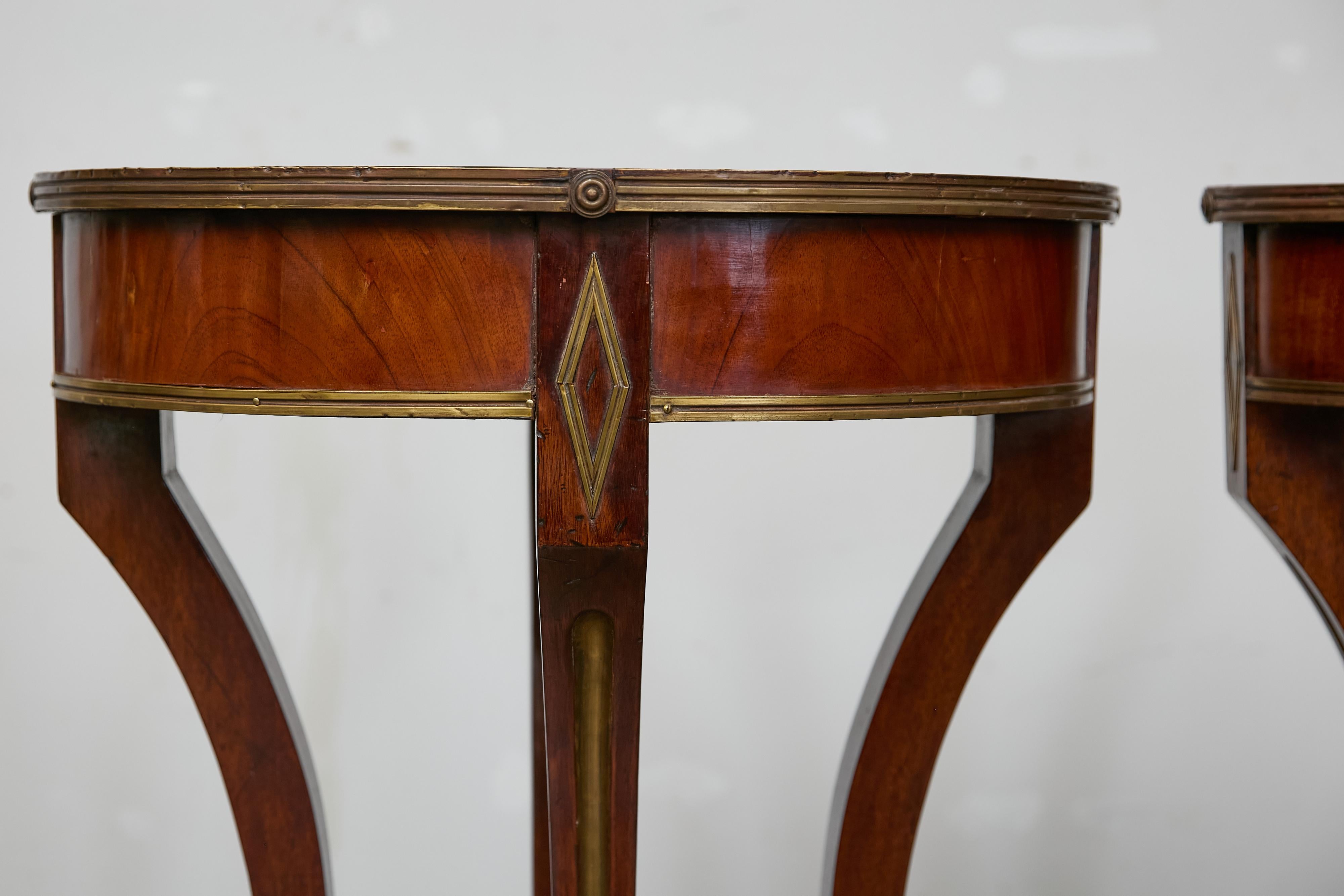 Paire de tables ovales Guéridon de style néoclassique italien en noyer et laiton incrusté Bon état - En vente à Atlanta, GA